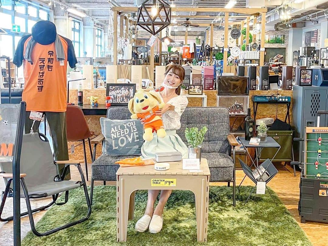のインスタグラム：「◌𓈒𖡼 🖥静岡朝日テレビ『とびっきり！しずおか』 🕐2021.06.25（金）16:40〜 ﹋﹋﹋﹋﹋﹋﹋﹋﹋﹋﹋﹋﹋﹋﹋﹋﹋﹋  番組内CMで #エスパルスドリームプラザ の紹介が放送されます🎠☆☆ ㅤㅤ 今回は 今年の３月にオープンしたばかりの 【 Ｆ＇ＫＯＬＭＥ 】から インテリアコーディネートをお届け🏠！ ㅤㅤ おすすめは #清水エスパルスサポーター へと コーディネートされたこちら✨ グリーンのラグはアイスタのピッチかな⁉︎⚽️ ㅤㅤ 他にもオシャレな家具やインテリア雑貨が たくさん並んでいましたよ☺️💡 ㅤㅤ ぜひチェックしてみて下さい🧡 ㅤㅤ  ﹋﹋﹋﹋﹋﹋﹋﹋﹋﹋﹋﹋﹋﹋﹋﹋﹋﹋ #ドリプラ #静岡観光 #エフコルメ #家具 #清水エスパルス #spulse #fkolme #エスパルス #インテリア #インテリア雑貨 #お部屋 #インテリアコーディネート #お洒落家具」