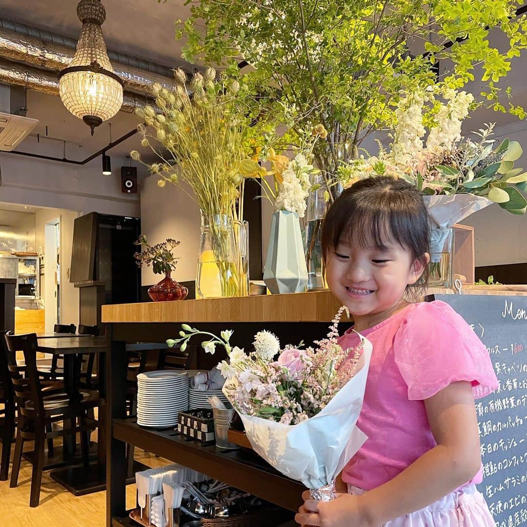 秋定麻紀子のインスタグラム：「神田にあるサスティナブルビストロ @bistrot_vivant   「無意識のうちに健康で幸せになれる場所」 そんなコンセプトの自然派ビストロ。  中央にはいつも素敵な草木や花が。 そしてそんな草木たちも @massaartists さんと共同で取り組んでいる 「サスティナブルフラワープロジェクト」  結婚式などpartyで使われた生花たちは終わった瞬間、捨てられてしまう。 生命を少しでも無駄にしないようにと想いを込めて。  毎週月曜日に サスティナブルフラワーブーケが ワンコイン(¥500)で販売されています。  「幸せを1人でも多くの人たちにおすそ分け」 そんなメッセージ。  売上は全てチャリティ団体に寄付します。  都会の真ん中で 5感を感じるレストラン。 シェフの想いがこもった素晴らしい料理たち。 スタッフさんの笑顔と知識。 自然を感じられる店内。 見て学べるアートたち。  神田界隈に来られて際には是非。  #bistrotvivant #bistrovivant #vinnaturel #vinnature #bistrot #神田 #神田ビストロ #ビストロヴィヴァン #内神田  #ビストロ #サスティナブルレストラン #無農薬野菜 #有機野菜 #ビーガン料理 #ヴィーガン #vegan #veganfood  #神田司町 #自然派ワイン #ナチュールワイン  #japanvegan #tokyovegan」