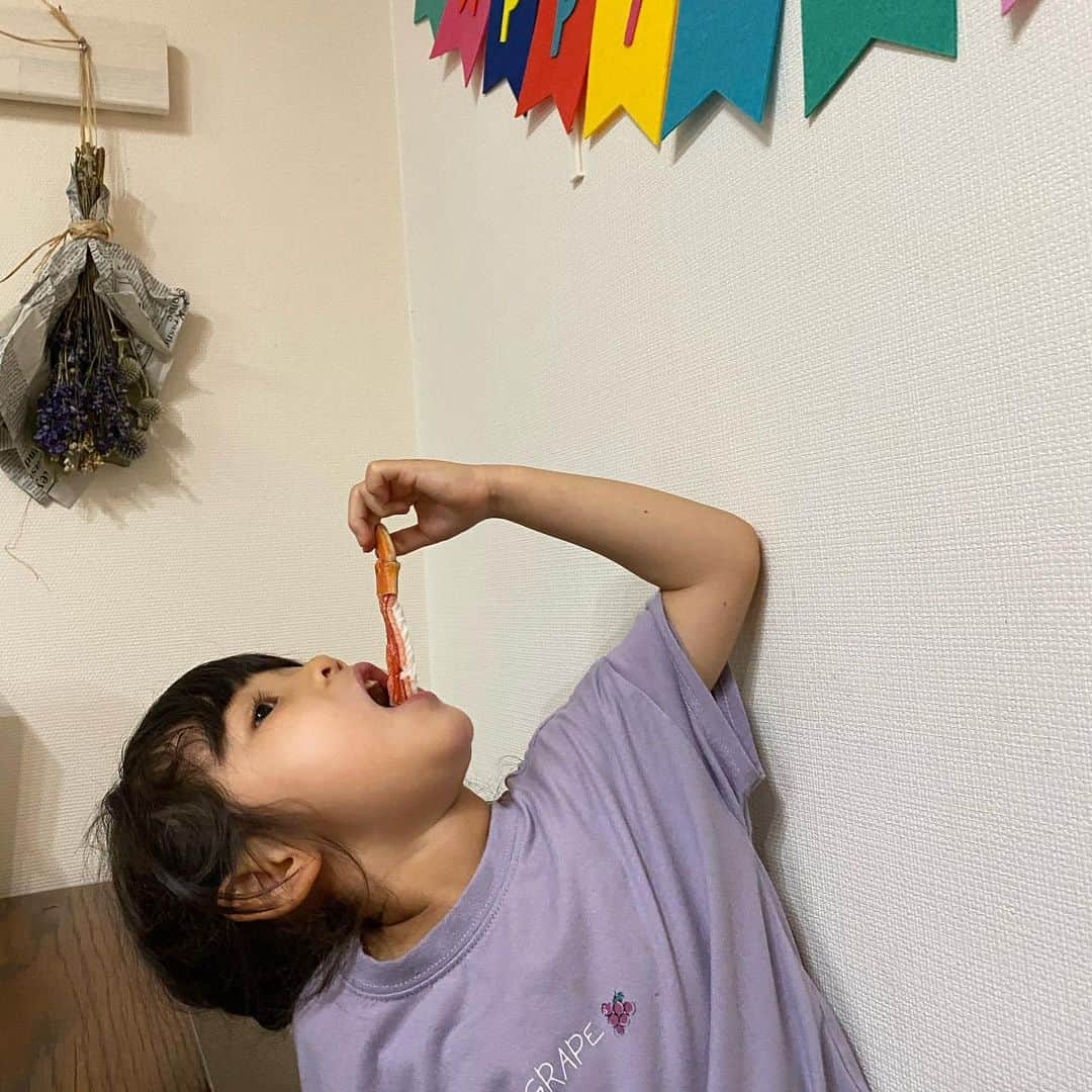 川島菜月さんのインスタグラム写真 - (川島菜月Instagram)「. . . きあちゃん6歳おめでとう🤍 . 何食べたい？と言ったら 「カニとおでんとたこの酢の物！」と答えてくれた‼︎ 渋い！！！ . カニたくさん食べてて可愛かった😌 . 沢ガニは色々あり… 閉め出しくらい中です。 . . .」6月24日 22時56分 - natsuki0624kia