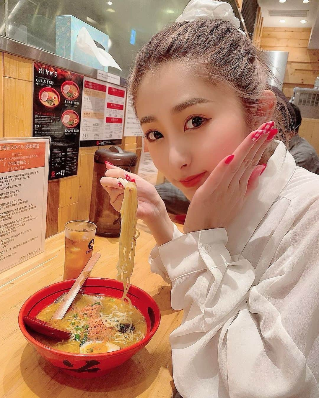 青野美沙稀さんのインスタグラム写真 - (青野美沙稀Instagram)「空港で食べた一幻のラーメン🍜 ⁡ おいしかったなぁああ ⁡ #ラーメン #一幻 #えびそば一幻  #えびそば #ramen #ラーメン部  #北海道 #新千歳空港 #新千歳空港グルメ  #新千歳 #北海道グルメ」6月24日 22時58分 - misaki_aono