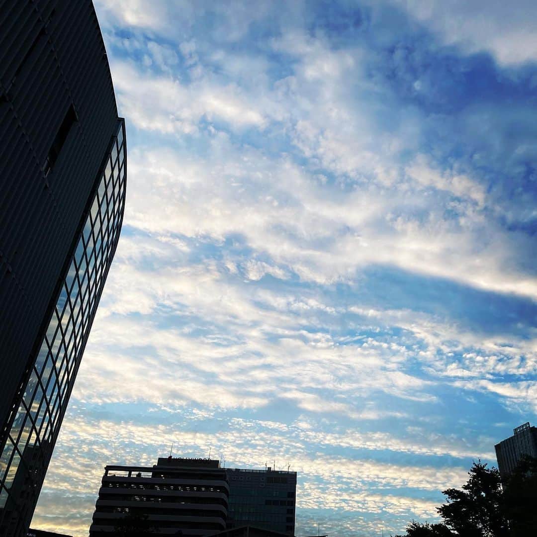 穂川果音さんのインスタグラム写真 - (穂川果音Instagram)「今日も一日お疲れ様でした😊 綺麗な空が、テレ朝の窓にも綺麗に写っていて、なんだか嬉しい一日でした〜😊では、おやすみなさーい  #空　#テレビ朝日　#sky #skylovers」6月24日 23時39分 - hokawakanonn