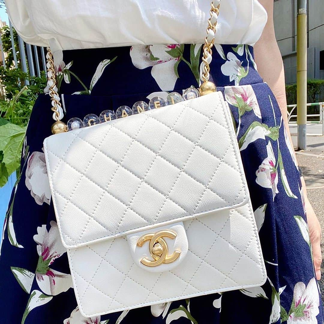 磯部奈央さんのインスタグラム写真 - (磯部奈央Instagram)「CHANEL collectionへ♡ . 先日、まなちゃんに誘ってもらって、シャネルのコレクションへ行ってきました🤍 2ヶ月前くらい？に仲間入りしたバッグを持って😁 バッグやアクセサリーはもちろんのこと、お洋服も可愛くて、本当に本当にステキな空間で刺激を受けました🥺💘 気分も上がって、お買い物したのでまたいつか載せようかな☺️ . ベージュでスイーツもいただけて🍰 ステキな時間をありがとうございました💛 . . Coordinate♡ #tops ...#cotorica  #pants …#tomorrowland  #bag …#chanel  #shoes ...#chanel  . . . .  #coordinate #ootd #instafashion #outfit #コーデ #コトリカ #シャネル #シンプルコーデ #ファッション #コーディネート #カジュアル #ママコーデ」6月24日 23時39分 - nao_isobe729