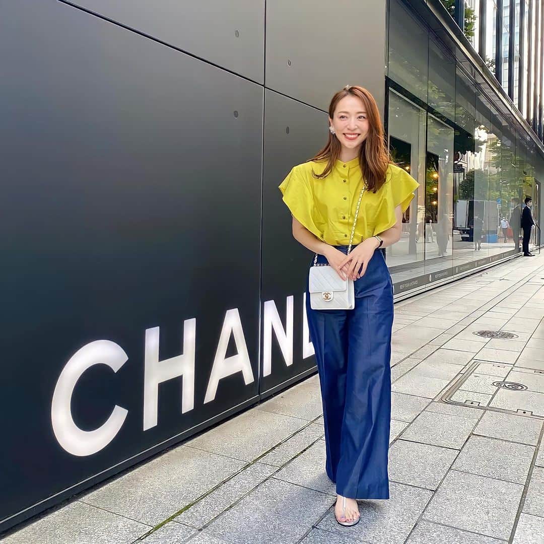 磯部奈央のインスタグラム：「CHANEL collectionへ♡ . 先日、まなちゃんに誘ってもらって、シャネルのコレクションへ行ってきました🤍 2ヶ月前くらい？に仲間入りしたバッグを持って😁 バッグやアクセサリーはもちろんのこと、お洋服も可愛くて、本当に本当にステキな空間で刺激を受けました🥺💘 気分も上がって、お買い物したのでまたいつか載せようかな☺️ . ベージュでスイーツもいただけて🍰 ステキな時間をありがとうございました💛 . . Coordinate♡ #tops ...#cotorica  #pants …#tomorrowland  #bag …#chanel  #shoes ...#chanel  . . . .  #coordinate #ootd #instafashion #outfit #コーデ #コトリカ #シャネル #シンプルコーデ #ファッション #コーディネート #カジュアル #ママコーデ」