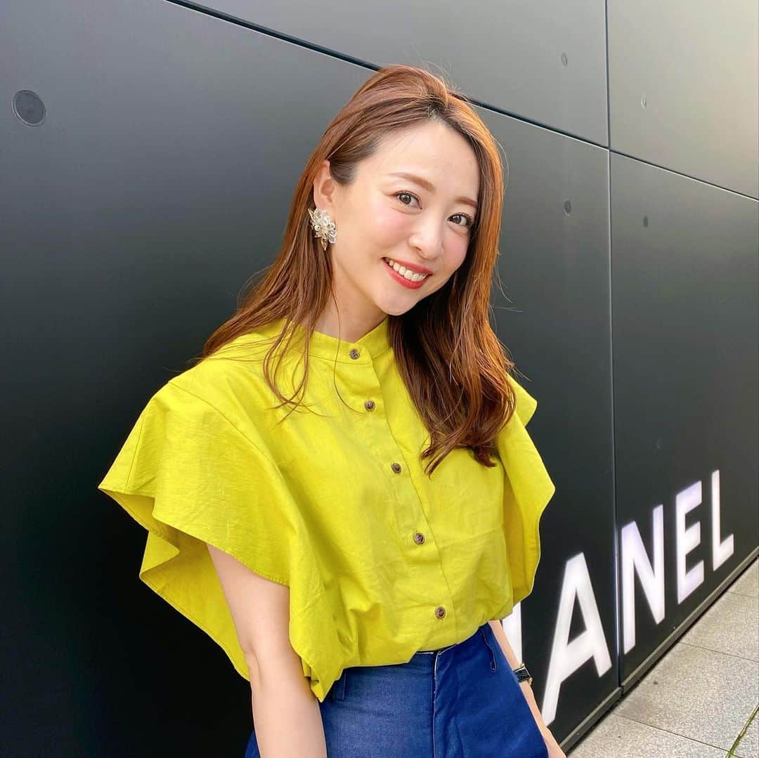 磯部奈央のインスタグラム：「💛💛💛 . ボリュームスリーブが可愛いトップスは、COTORICA @cotorica.official のサイドフリルオーバーシャツ☺️ . 今季は、元気になるような明るい色モノが気になってます🤗💛 . . .  #coordinate #ootd #instafashion #outfit #コーデ #コトリカ #シンプルコーデ #ファッション #コーディネート #カジュアル #ママコーデ」