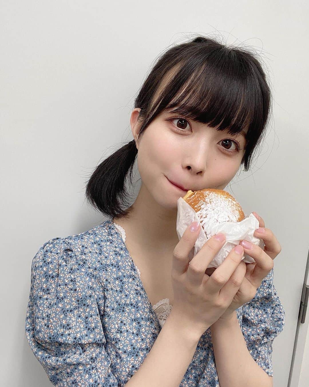 桜木ことさんのインスタグラム写真 - (桜木ことInstagram)「⁡ ♡  ⁡ 今日は撮影からのライブでした！🎤 来てくれた方ありがとう！！ ⁡  ⁡ これはハンバーガーに見えるかもだけどクリームパンだよ！🥯 パン苦手だけどクリームパンは好き！ 静岡いた時はのっぽパン食べてたなあ懐かしい ⁡ ⁡ ⁡ みんなが好きなパンは何〜？💭 ⁡ ⁡ ⁡ #かみやど #ひらがなかみやど #桜木こと #アイドル #idol #japaneseidol」6月24日 23時52分 - koto_sakuragi