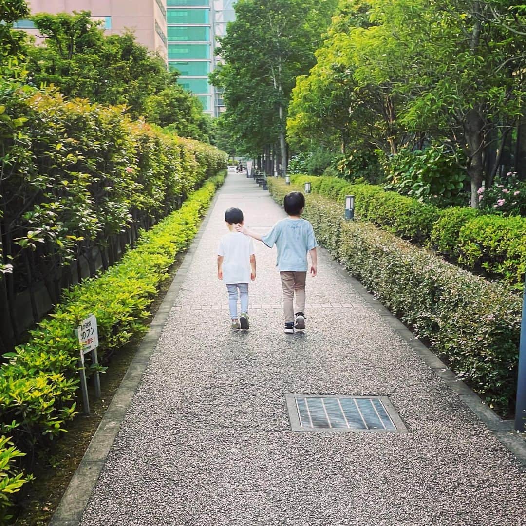 タイガー福田さんのインスタグラム写真 - (タイガー福田Instagram)「#落ち込む弟を気遣う兄 #ずっと先もこうであって欲しい #理由は公園で水をかけられた」6月25日 0時25分 - tiger.fukuda
