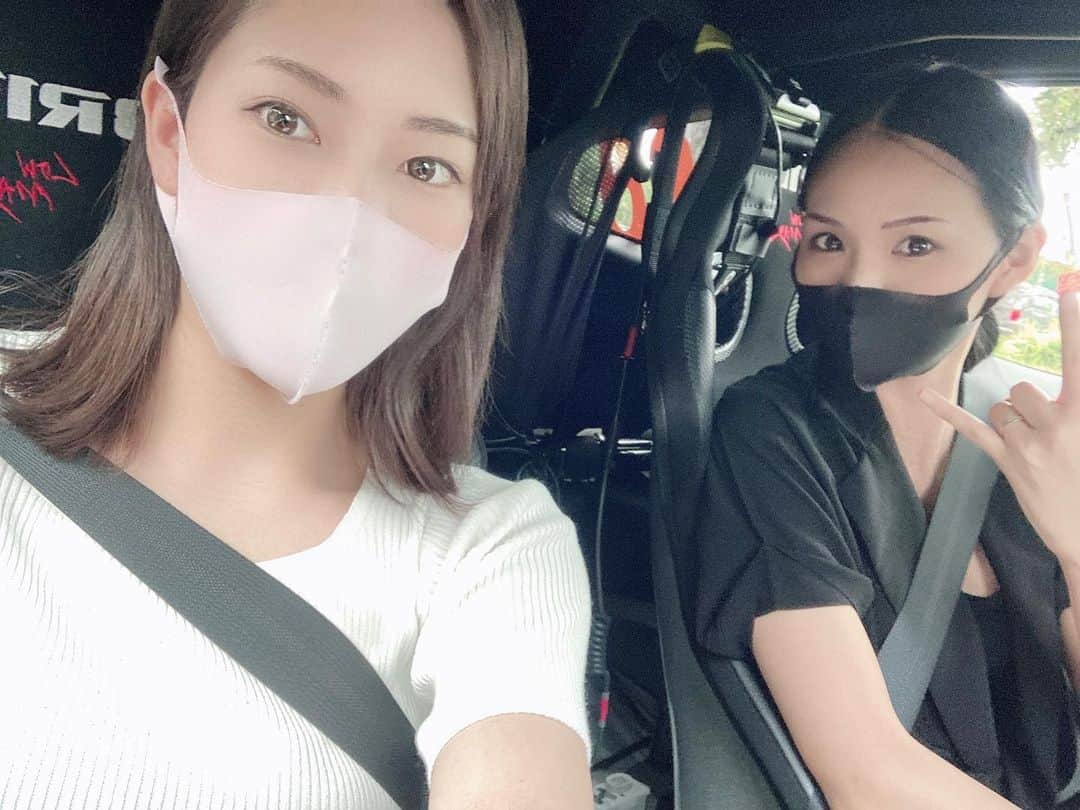 のインスタグラム：「本日、TGRラリーチャレンジ渋川伊香保のエントリーリストが発行され✨ 無事にWPMS GRヤリスRSで、オープンクラスにて参加できそうです！！😆 ・ ドライバーはあゆむん、私はコドライバーです✨ あゆむんと最近一緒に居るのはこのためでした☺️ ・ 想像以上に覚えることは多く責任重大なので緊張します〜、、、💦 当初のレースクイーンやるお話から逸れに逸れましたが、産後にこんなチャンスが巡ってくるなんて思ってもみなかったので嬉しすぎ🙄 ・ 最初、家族には自分が参加することは内緒にしてたけれどJAFからの郵便物でライセンスを取ったことがバレちゃいました（笑） ・ もうコソコソする必要は無いので、残りの時間も復習します〜〜🚘  #tgrラリーチャレンジ  #渋川伊香保  #welpinemotorsport #wpms#gryarisrs」