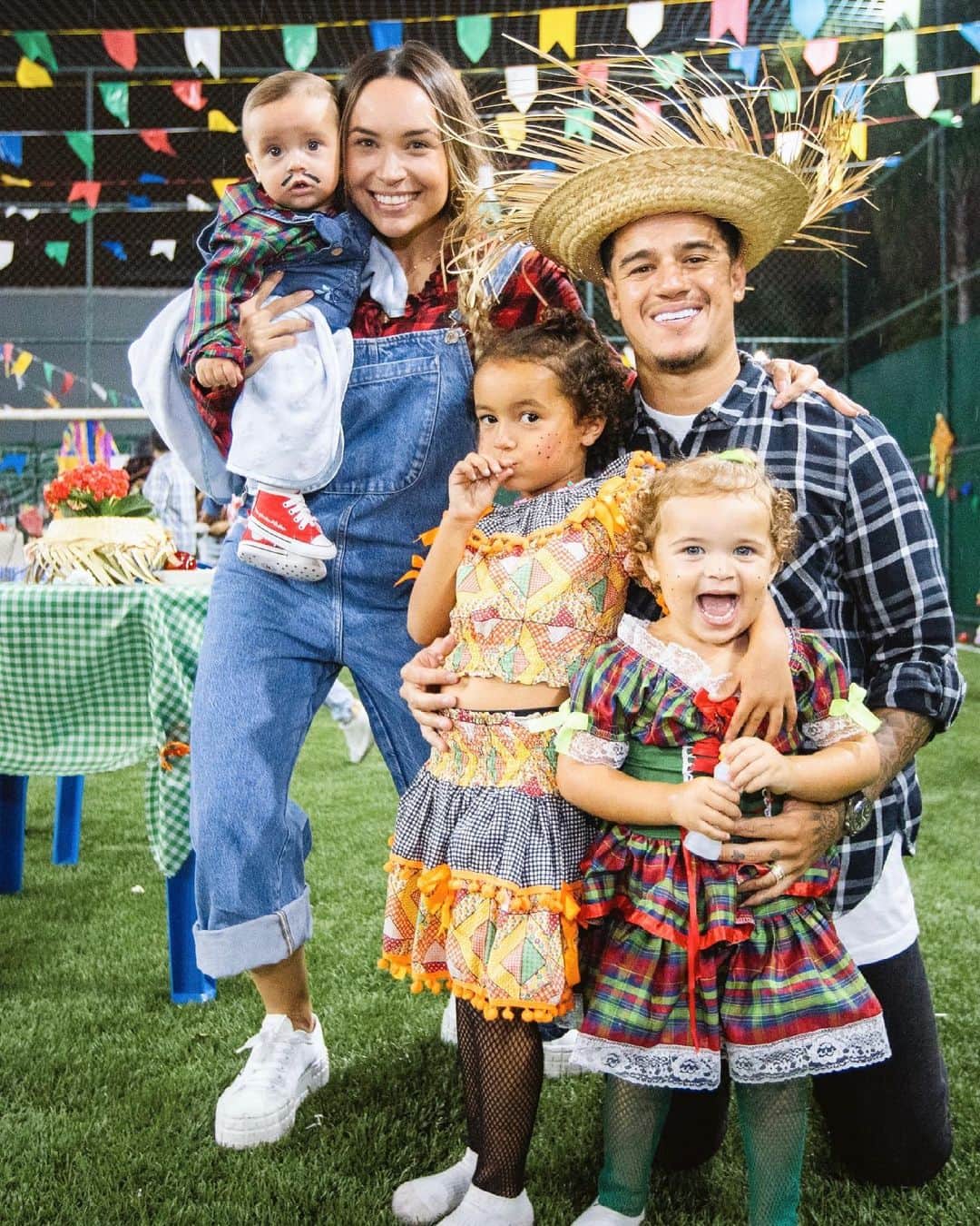 のインスタグラム：「Aaaamo festa junina.. as comidas típicas, o clima, decoração, brincadeiras, quadrilha.. sempre curti muito!  E poder ver meus filhos curtindo tanto quanto eu não tem preço! ❤️😍🥰」