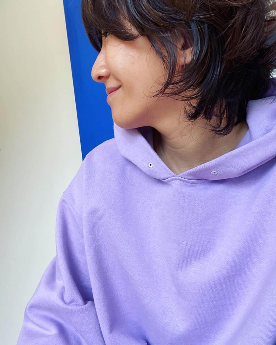 風間ゆみえのインスタグラム：「似合わないと思っていたこのマイランパープル意外と似合った♡ タプっと纏うこの感じがいい。上質のオーガニックコットンをたっぷり使用しているオーバーサイズだけど、サイドスリットのおかげで軽やかなのがさらに良い😆👌✨  @mylan_official」