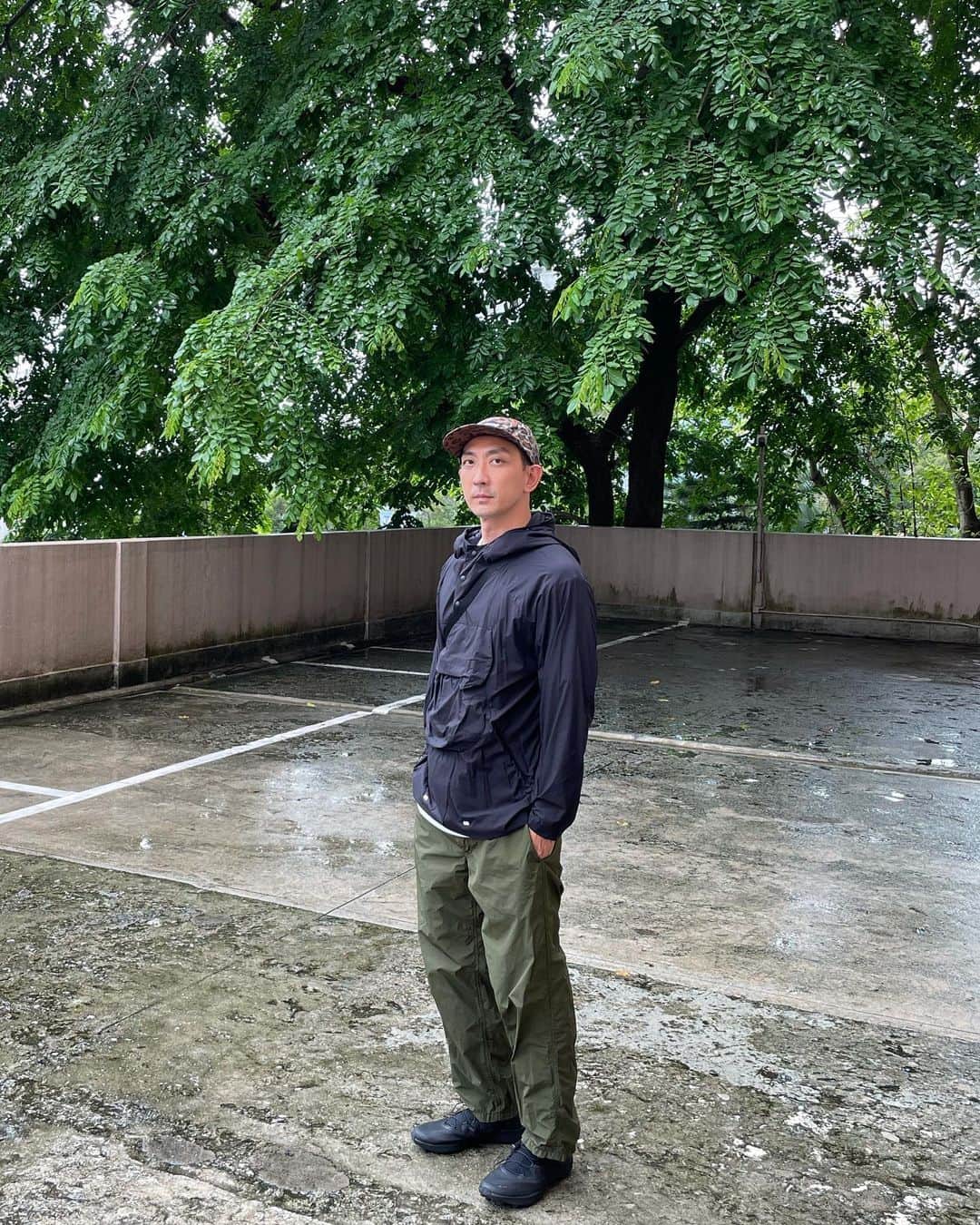サム・リーのインスタグラム：「Rainy day never say goodbye ~~~ 😂 @salomonsportstyle」