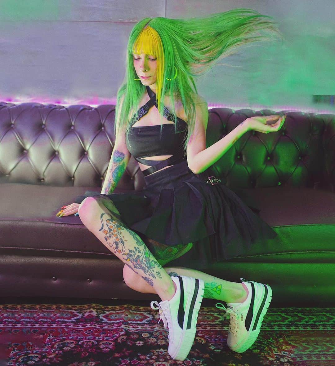 ミランダ・イバネスのインスタグラム：「♡(๑･̑◡･̑๑)♡⁣ ⁣ 💇🏻‍♀️: @sallybeauty⁣  @gooddyeyoung⁣ 👚: @dollskill⁣ 👟: @pumamexico⁣ 📸: @ingrid_naresm  #myze ⁣#shemovesus #mitintesally」