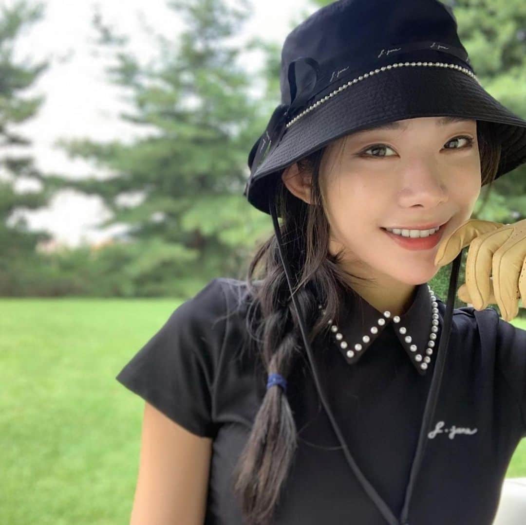J.JANE JAPANさんのインスタグラム写真 - (J.JANE JAPANInstagram)「. Ribbon pearl bucket hat (Black) ¥6,800 . Pearl collar T-shirt（Black） ¥25,000 . パールがアクセントになって 可愛いモノトーンコーディネート🖤 . #golf#골프 #ゴルフ#golfwear #j_jane #j_jane_golf #スポーツ#golfswing #ドライバー#アイアン#golf#fashion#韓国ファッション#ゴルフ好き#golfing#golfer #ゴルフウエア #ゴルフスイング#ゴルフ女子」6月25日 13時25分 - j.jane_japan