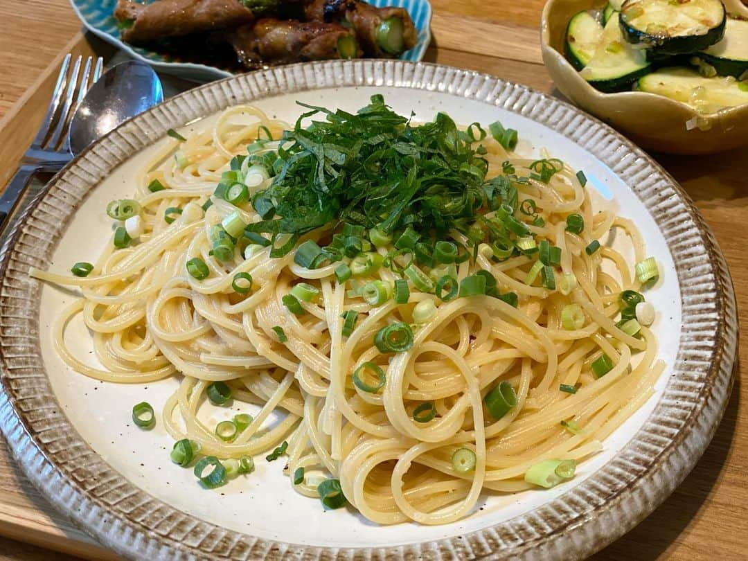 クロさんのインスタグラム写真 - (クロInstagram)「昨日の晩御飯👩🏽‍🍳🤍   ✔︎明太クリームパスタ ✔︎アスパラ豚巻き @okazakitchen レシピ👨🏽‍🍳 ✔︎ズッキーニの香ばしネギ炒め ✔︎鶏ムネ肉とキャベツの中華炒め（しめじとミョウガ入れたよ） ✔︎残り物スープ でした！！ ⁡ 詳しいレシピなどはブログに書いてます✍🏽✍🏽 最後の写真は夜食で食べた、大きめヤングコーーン🌽 やばい！！食欲期入った！生理までまだまだなのにどゆこと？ただの旺盛なやつ？！😮‍💨😮‍💨😮‍💨   #東京オカザキッチン #定食ご飯 #今日の晩御飯 #つくりおき食堂まりえ #お家ごはん #おうちごはん #時短ご飯 #dinner #簡単レシピ #レシピ #電子レンジご飯 #時短レシピ#yummy #delistagrammer #homecooking #tokyo #japanesefood #instafood #foodstagram #クロリサ的自炊 #おうちご飯 #クッキングラム #晩ごはん #instagood #instalike #tokyo #可愛い #大好き」6月25日 13時38分 - kuro_risa