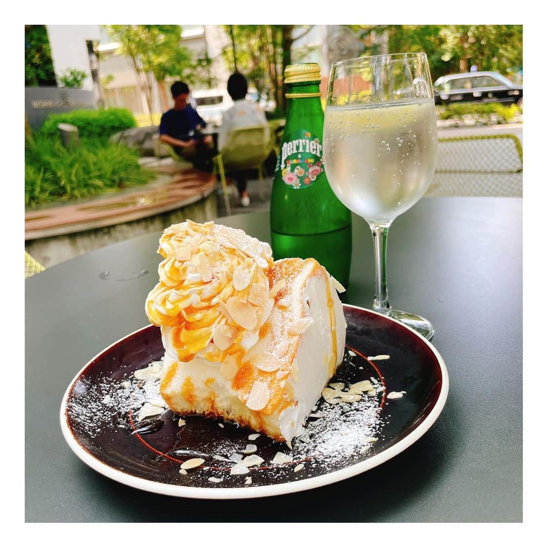 小林由未子さんのインスタグラム写真 - (小林由未子Instagram)「. 無性に生クリームを 食べたくなりました🐮  #結婚指輪が入らなくなりました #妊婦による浮腫みからなのか #太り過ぎたのか  #浮腫みだよねきっと」6月25日 13時57分 - _yumikobayashi_