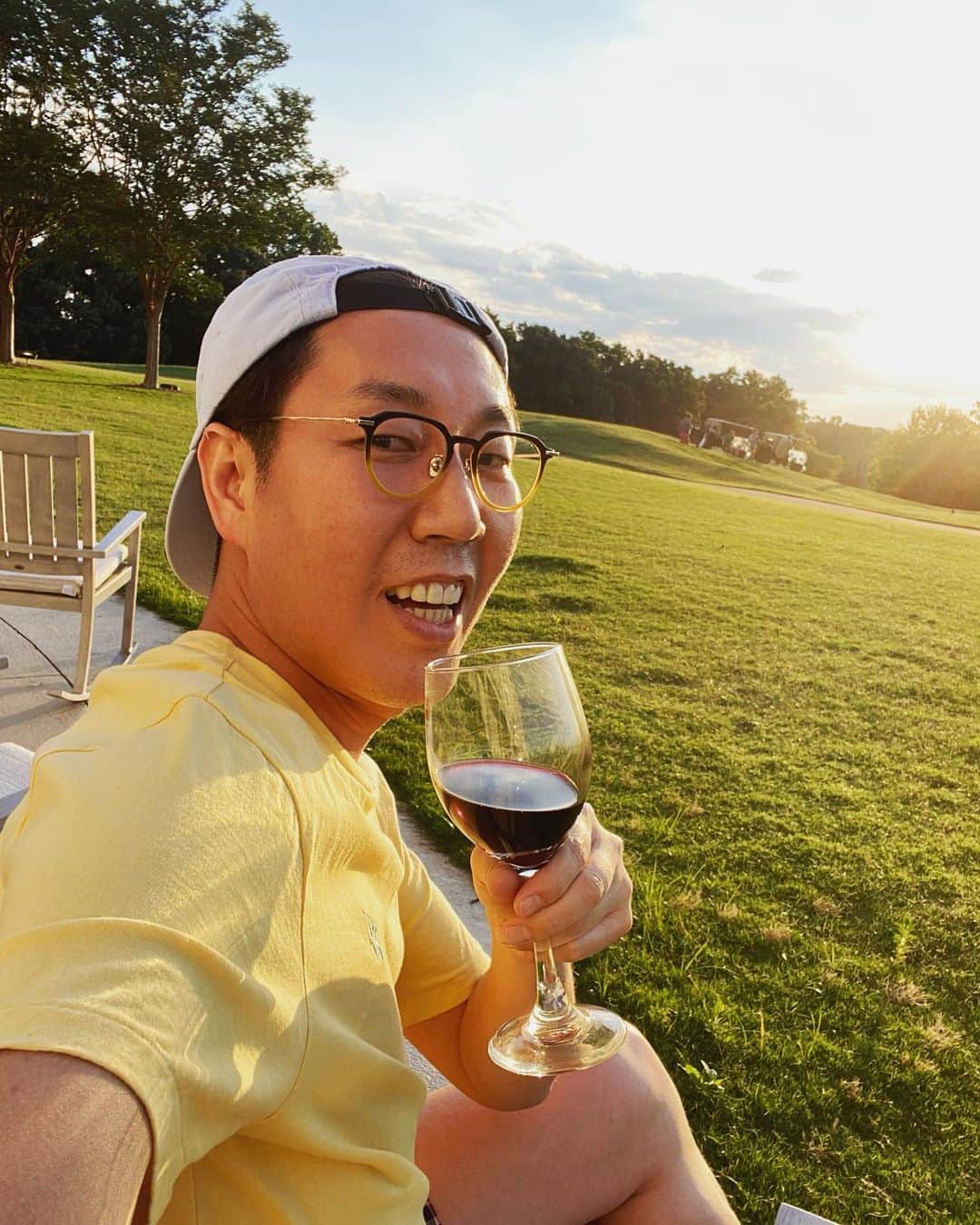 キム・ヨンチョルのインスタグラム：「여기가 호텔인데… 날씨 대박. 그리고 숙소 옆이 #gonewiththewind #바람과함께사라지다 촬영장소 집이 있는곳이라는데… 어쩐지 저 태양이 그 영화 한 장면 같지 않나요? 전 촬영 잘 하고 있어요. 도착한 날 장말 영화같은 날을 보냄. 한국 굿모닝👍 와인한잔🥂🍾」