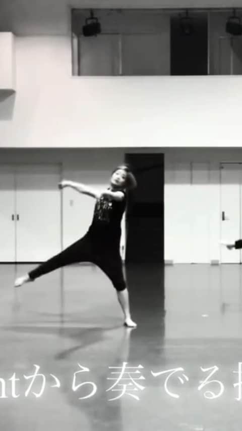 あみこのインスタグラム：「ビジター参加可能  バーメソッドクラス バーレッスンを通して、モダンを踊るためのメソッドを中心に行い、しなやかな身体を作り上げていく (モダン・テクニックベーシック) movementクラス 呼吸法を学び、身体の使い方を知る。movementから振付、即興へと導く。(コンテンポラリー・創作ダンス) お問い合わせは @sovacstyle へ🙇 ※他にも色んなクラスがあります  コンテンポラリーダンスは 明確な定義が無いんだけど、 いつも私がTikTokで踊っているものとは違うのは見るだけで一目瞭然かなと思います。  ずっと自分の習いたいレッスンには大人になってからこっそり単発でしか参加出来ず、ダンスを学ぶ学校にも行かせて貰えず、周りの応援が無いままただ好きで踊り続けていて…ずっと通いたいとHIRO先生にも伝えていてやっと叶って3年目…  30後半からだし、一緒に踊る子達はみんな半分以下の年齢。 でもコツコツ…  一生出来た‼️完璧✨ みたいなゴールにたどり着く事は無いだろうけど、あまり恵まれない環境でやってきた私でも踊り続けていくことは出来るし、若い子のような吸収力も体力も無いけど、少しずつでも前に進む事はできる。  私なんて…とか色々理由つけて結局1歩も進まない人にはなりたくない。 たとえ眼球だけしか動かなくなっても私は踊り続ける。  #コンテンポラリーダンス  #ムーブメント #movement #HIROメソッド #HIROfam #コンビネーション  #dance #dancer #ダンス #ダンサー #生徒募集 #初心者 #アマ #プロ」