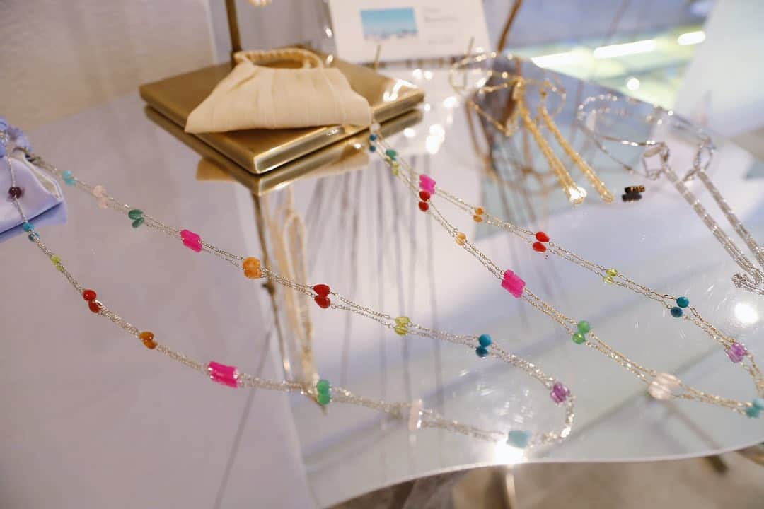 のインスタグラム：「@dear_beautiful__  マスクチェーンの新作も発売しました🌸 カラフルな天然石のマスクチェーン😍 ロングネックレスとしてもお使いいただけます🤗 ･ ポップアップでも大人気で、 シルバーとゴールドの2種類ご用意しています🥰 ･ ･ ･ 以下詳細です🙇‍♀️ 👇👇 10種類の天然石をあしらった贅沢なマスクチェーン。 ファッションの一部として取り入れられるアクセサリー感覚に使えるアイテムです。  ローズクォーツ、アマゾナイト、ターコイズ、ヘソナイトガーネット、サンストーン メノウ、キャンディストーン、ペリドット、アメジスト、ネフライト。 カラフルで華のあるデザインは、どんなマスクとも相性◎。 Dear Beautiful,のオリジナルプレートもポイントです。  ロングネックレスとしてもお使いいただけます。  付属のバイカラーのベルベットポーチは、バッグインできる便利なサイズ感。 スペアのマスクを入れておくのもオススメです。  マスクをつけている姿も、外している姿も手を抜きたくない あなたへ。 Dear Beautiful,のシルクマスクと合わせて、ぜひお使いください。  【size】 チェーン：全長約70cm ポーチ：約13×18cm  【material】 真鍮+メッキ加工  【attention】 ●強い衝撃を与えますと破損の原因になりますのでご注意ください。 ●天然石を使用している為、石の形は1点1点異なります。 写真と全く同じ形のものとは限りません事をご了承くださいませ。」