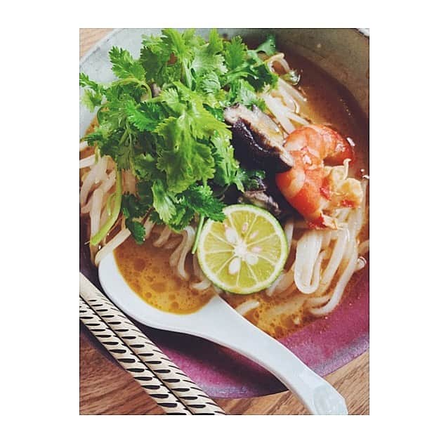 宇藤えみのインスタグラム：「一人の時はサクッと食べたいものを。 最近はトムヤムクンや酸辣湯麺や韓国冷麺やら。 この日はトムヤムクンスープにフォーとパクチーをたっぷり入れてズルズル。 大好きすぎる♪ #暮らし#おうちごはん」
