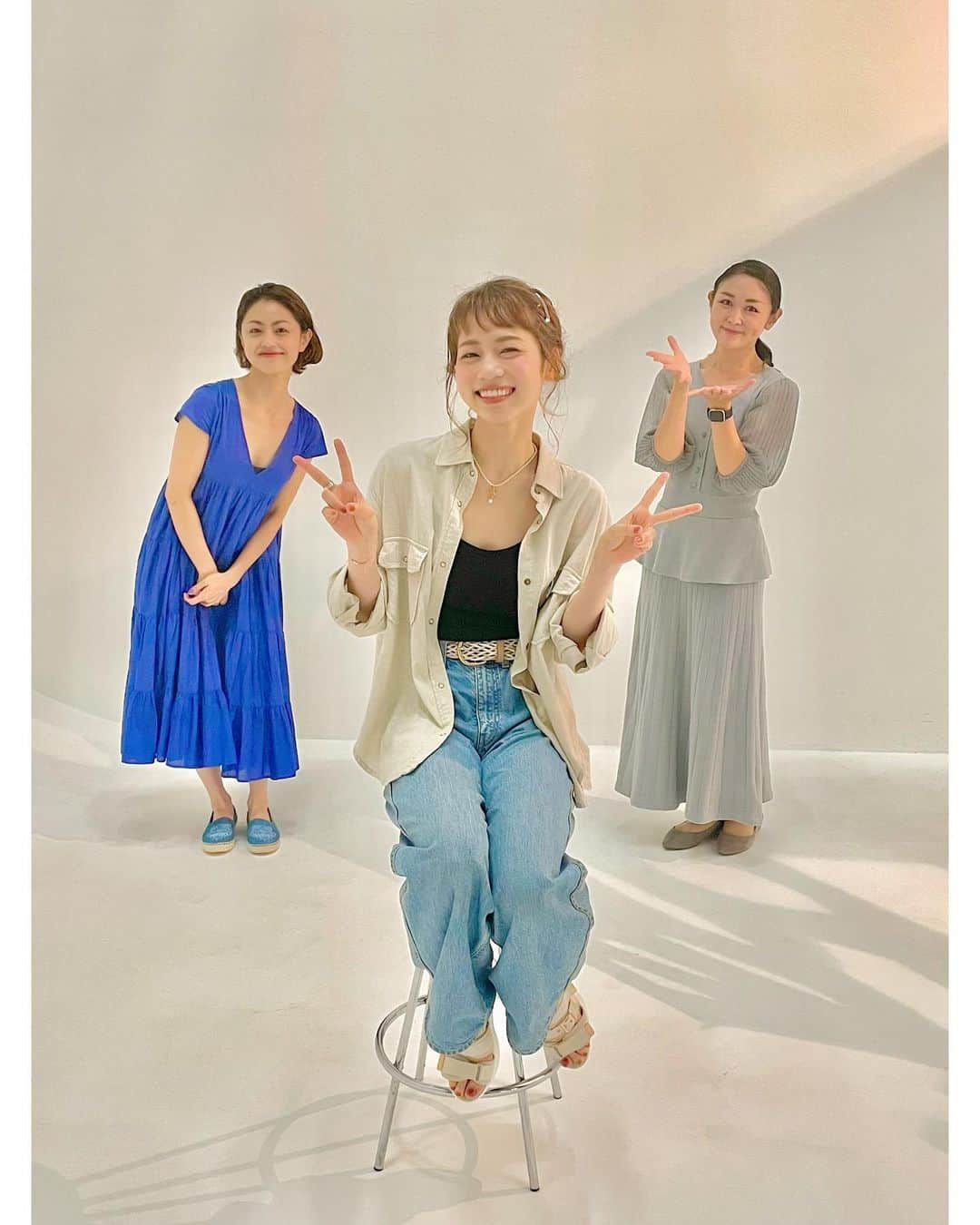 真彩希帆さんのインスタグラム写真 - (真彩希帆Instagram)「おはようございます☀️  先日、#Voce Webサイト様に 取材をして頂きました🥰 @vocemagazine   お久しぶりに美夢さんにお会いできて 本当に嬉しかったです☺️✊ (ちなみに私はイエベ🌼春、骨格🦴ナチュラルです！)  あの日 #パーソナルカラー を見ていただいてから、本当に色々と選ぶのが楽しくなり挑戦もできるようになりました。 改めまして美夢さん、本当にありがとうございました！！🪄🌈  そして美容になんとも疎いわたし🤨..... 取材中の三好さんと、美夢さんの #美容 🧖‍♀️ #コスメ 💅🏻 #女子力 🎀 なお話に 勉強になることばかり🥲 もっともっと色々なことを知りたいと思いました。美しい世界🔮だなぁ。。  まだご覧になっていない方は https://i-voce.jp/feed/665981/ よりぜひご覧くださいませ☺️ 短期連載となっております🌻  次回の記事は 7月3日(土)公開予定🤨 どうぞ！お見逃しなく！！笑 ジャジャジャジャーン🌊🥷🏻  (ストーリーズにリンクを貼るという技は三好さんが丁寧に教えてくださったからできました🤣❤️)  #voce #三好さやか さん #美夢ひまり さん 撮影  #嶋田礼奈 さん #ありがとうございました☺️💗 #違うお洋服パターンでのオフショットも #またのせます🐥 #それでは良い一日を🙏」6月25日 9時00分 - maayakiho