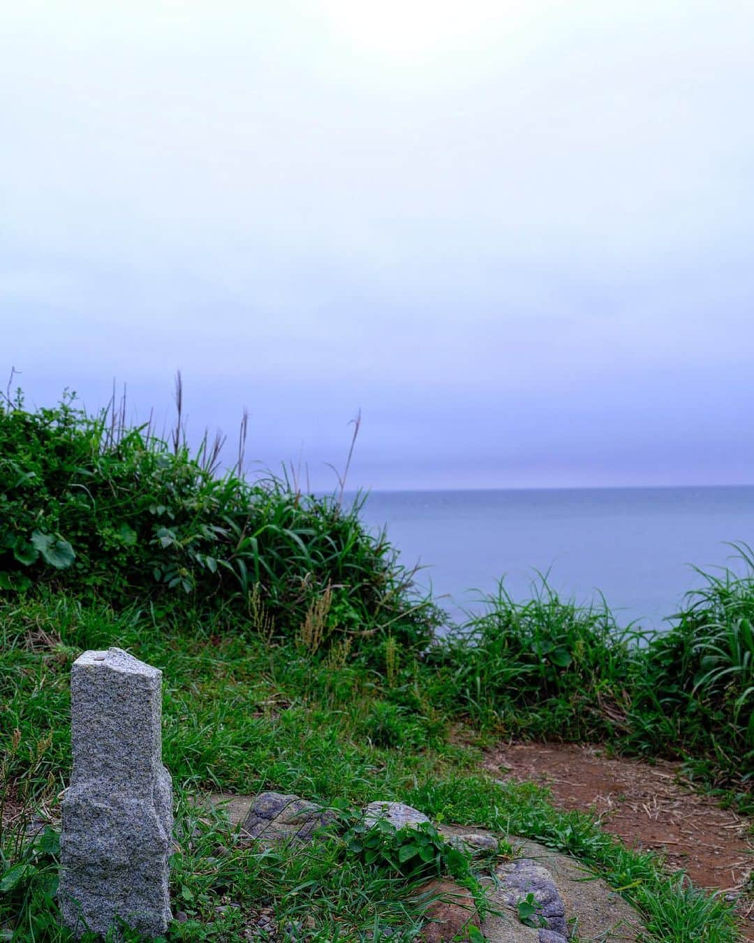 SHOCK EYEさんのインスタグラム写真 - (SHOCK EYEInstagram)「入島禁止の世界遺産、神宿る島、 沖ノ島を拝む為に、フェリーに揺られ大島に渡る。  なぜなら大島には沖ノ島を遥拝する沖津宮遥拝所があるから。  連れ添ったスタッフが皆「おー！」と声をあげてしまうほどの景観に立つ社殿。 目の前に広がる海、、 目を凝らすとその奥にうっすらと島が見えた✨  空から鳶が僕らを出迎えてくれる。  物音ひとつしない神域に聞こえるのは風の音と波の音だけ。  そこはまさに非日常だったよ。  沖ノ島に向け手を合わせ、ここに来れたことへの感謝を伝える。  はあ、、、 心がスッと整う感覚。。  しっかりとパワーを頂いたよ。 すごい場所だった。  #宗像大社 #沖津宮 #沖津宮遥拝所  #世界遺産 #沖ノ島 #神社 #shrine #munakatashrine #worldheritage」6月25日 9時19分 - shockeye_official