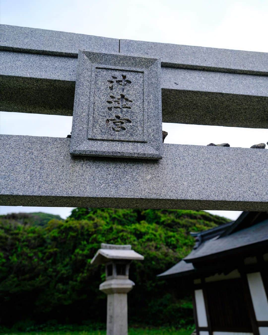 SHOCK EYEさんのインスタグラム写真 - (SHOCK EYEInstagram)「入島禁止の世界遺産、神宿る島、 沖ノ島を拝む為に、フェリーに揺られ大島に渡る。  なぜなら大島には沖ノ島を遥拝する沖津宮遥拝所があるから。  連れ添ったスタッフが皆「おー！」と声をあげてしまうほどの景観に立つ社殿。 目の前に広がる海、、 目を凝らすとその奥にうっすらと島が見えた✨  空から鳶が僕らを出迎えてくれる。  物音ひとつしない神域に聞こえるのは風の音と波の音だけ。  そこはまさに非日常だったよ。  沖ノ島に向け手を合わせ、ここに来れたことへの感謝を伝える。  はあ、、、 心がスッと整う感覚。。  しっかりとパワーを頂いたよ。 すごい場所だった。  #宗像大社 #沖津宮 #沖津宮遥拝所  #世界遺産 #沖ノ島 #神社 #shrine #munakatashrine #worldheritage」6月25日 9時19分 - shockeye_official