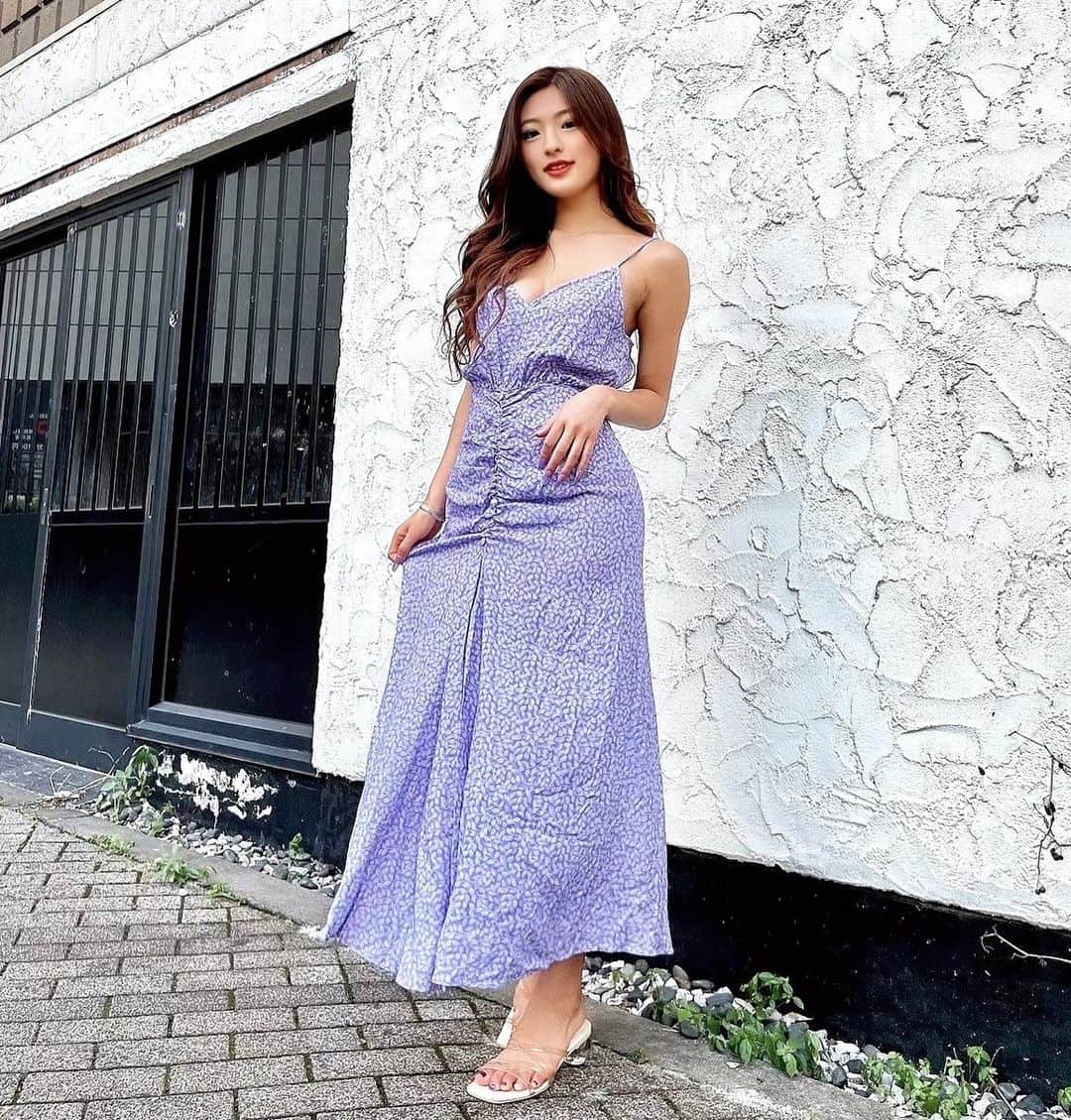 MIYABIのインスタグラム：「おはよう御座います🌞  この時期からミヤビは夏の格好なので真夏はどーするの🤣 って良く言われますぅ😙 てへっ🙈笑笑  今夜はYouTube出るのでお楽しみに💜  1日頑張りましょうね💕  #cyberjapan #サイバージャパン  #cjd_miyabi #ミヤビーム  #ミヤビコーデ #zaraワンピ」