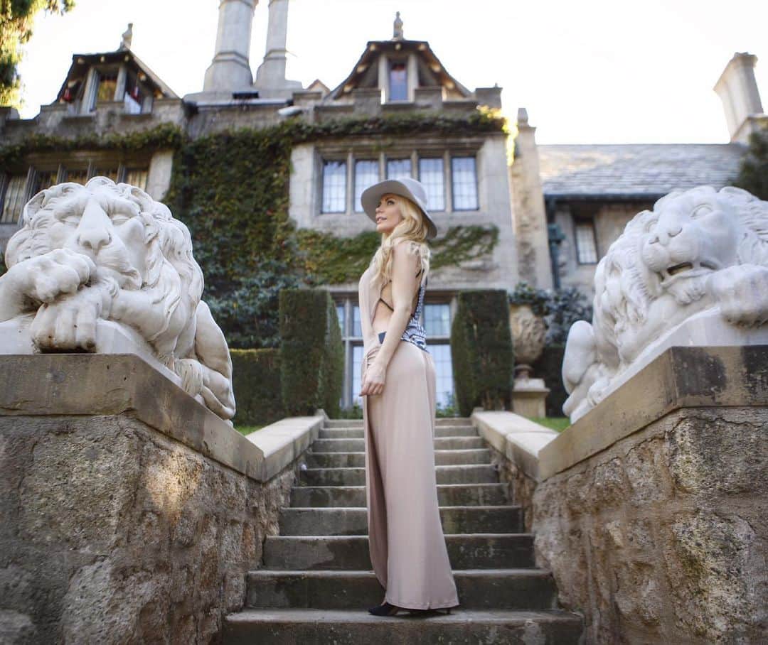 クリスタル・ハリスのインスタグラム：「Still surreal to think about the fact that I spent a decade of my life here #mansionmemories」