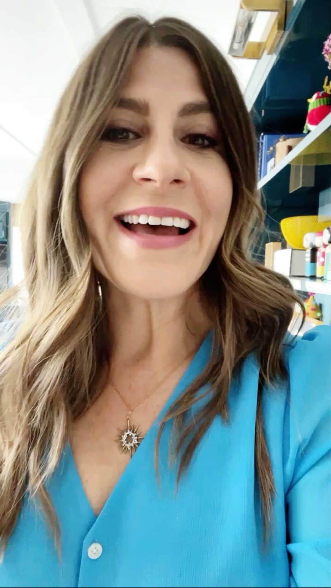 Ilana Wilesのインスタグラム：「As the world starts to open up and people are going out more, I've partnered with @abbottglobal to talk about using their BinaxNOW COVID-19 Self Tests. Mike and I are both fully vaccinated but our kids are not eligible yet, and the last thing we want to do is to be the parents shutting down school or camp because of a COVID-19 case. On a recent weekend when we had a particularly large number of plans, we used the BinaxNOW COVID-19 Self Tests by @abbottglobal to exercise extra caution. The tests are affordable, easy to use and you get your results in 15 minutes. We all tested before the weekend and then again after. You are supposed to test again within three days (with at least 36 hours between tests) to give yourself and everyone you come in contact with peace of mind. The #BinaxNOWSelfTest is available online and in stores at Walgreens, CVS, and Walmart. You can go to the link in my bio to learn more! #AbbottPartner     FDA Emergency Use Authorization. BinaxNOW should be performed twice in 3 days, at least 36 hours apart.」