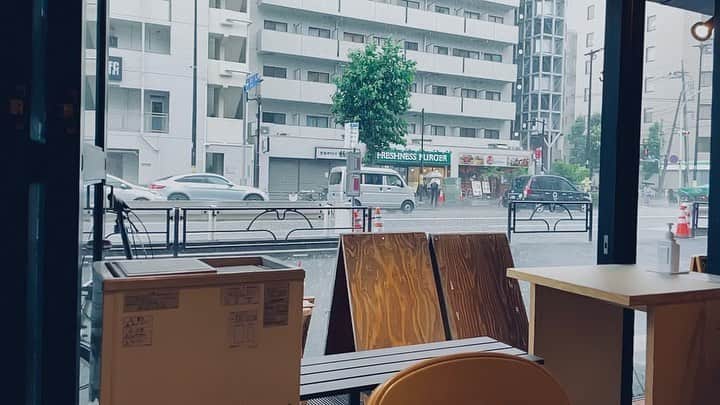 山川就史のインスタグラム：「朝ごはん食べてる時に雨降ってきた、あっぶねー！笑笑  ラッキー😄  #ig_japan #japanlife #tokyolife #instajapan #jj #picoftheday #tbt #love #japan #tokyo #swag #instagood  #tflers #beautiful #funjaran #rain #rainyday #cafe #nakameguro #breakfast」
