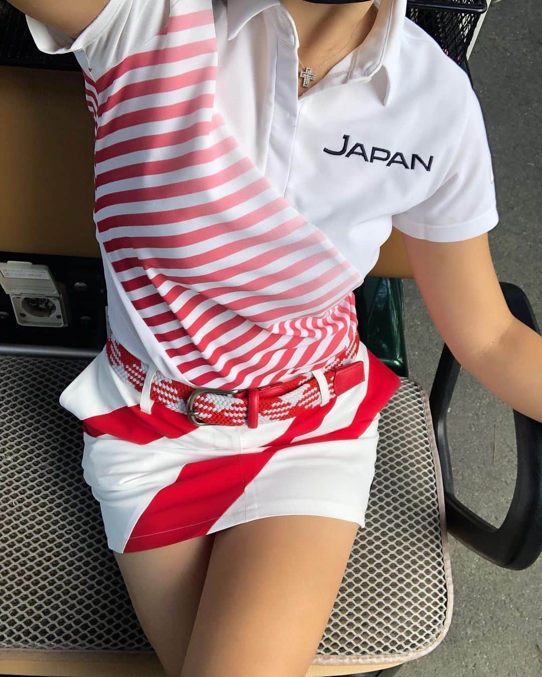 Erinaのインスタグラム：「日本代表気取り女子🇯🇵🏌️‍♀️ ウェアだけでも気取らせて？笑笑  着ているウェアは　@descentegolf ⛳️JAPAN NATIONAL TEAM レプリカモデル⛳️ ゴルフ日本代表ウェア🎽 日本のゴルフ界も盛り上がってきてるし日本代表選手とお揃いのウェア着て応援しましょー📣🎌  これ着てたらやたら声かけられた件。笑笑  #ゴルフ#ゴルフ男子#ゴルフ女子#ゴルフスイング#ゴルフファッション#ゴルフレッスン#ゴルフ好き#ゴルフ場#ゴルフウェア#ゴルフコーデ#ゴルフ練習#ゴルフ三昧#ゴルフ仲間#ラウンド#ゴルフバカ#ニアピン#ドラコン#ゴル女#ゴルファー#ゴルフ中毒#エンジョイゴルフ#ごるふ#デサントゴルフ#ゴルフにも日の丸を #golf#golfer#DESCENTE#descentegolf」
