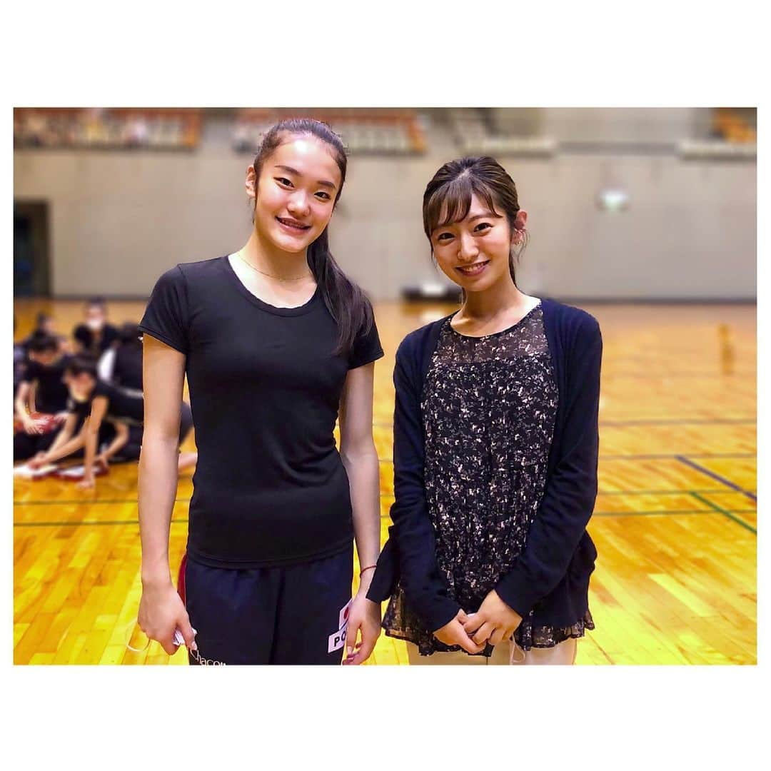 白戸ゆめのさんのインスタグラム写真 - (白戸ゆめのInstagram)「🩰 . 東京オリンピック代表に内定した 新体操・喜田純鈴選手と🎀 ※写真時のみ、マスクを外しています . 香川に帰ってきてから 久しぶりのクラブでの練習を取材しました。 きょうのニュースパで放送です📺 . 実際にお会いするのは初めてでしたが 脚の長さとスタイルにまず驚き！ このプロポーションが演技で活かされてますね💕 体の半分以上が脚でした、、、🥺 . そして、すごく謙虚で努力家なすみれちゃん 基礎練習にじっくり時間をかけ🕜 手具の練習では 何度も何度も同じ部分を確認する そのひたむきな姿を見て この計り知れない努力があったからこそ オリンピックの切符を手にしたんだなあと感じました😌 . 香川で少しでもゆっくり休んでチャージして オリンピックという舞台で 悔いのない演技が出来るといいな✨ 何より楽しんで踊る姿を私たちも楽しみにしています🎶 . GO FOR IT📣❤️ . #東京オリンピック #2020 #五輪 #新体操 #個人 #代表 #喜田純鈴 選手 #香川 #坂出 #香川から世界へ  #エンジェルrgカガワ日中 #夢舞台」6月25日 12時07分 - yumeno.s_