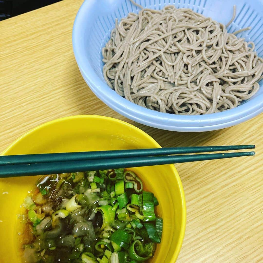 こーすけさんのインスタグラム写真 - (こーすけInstagram)「シンプル蕎麦  青葱大きめに切って食感を残してツルッといただきました。このつゆにわさび入れてもいいし七味入れてもいいし。そばはなんでも合う！  あとすするとき音を出すとさらにうまく感じるね！」6月25日 12時08分 - kosuke_saiore