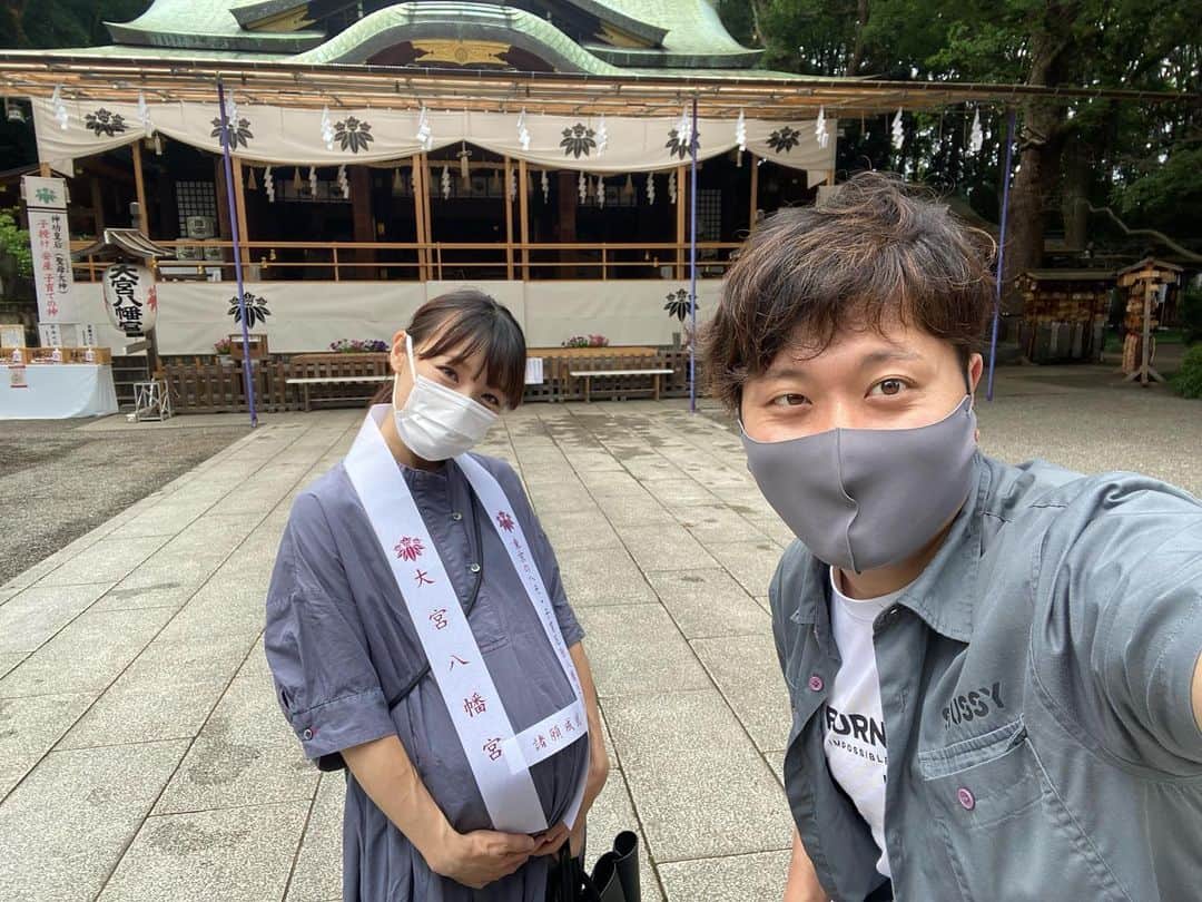 江原千鶴（エハラチヅル）のインスタグラム：「先日、うたくんが幼稚園のプレに行っている間、パパと2人で安産祈願に行ってきました‼️  緊急事態宣言続きで、なかなか行くタイミングを逃してたけど… やっと行けて良かった〜  大宮八幡宮は初めてだったけど、子育て厄除け八幡さまとして有名みたいで、緑いっぱいのいい所だった〜✨ 次は家族みんなで行こう‼️  #大宮八幡宮 #安産祈願 #妊娠9ヶ月 #35週 #大吉」