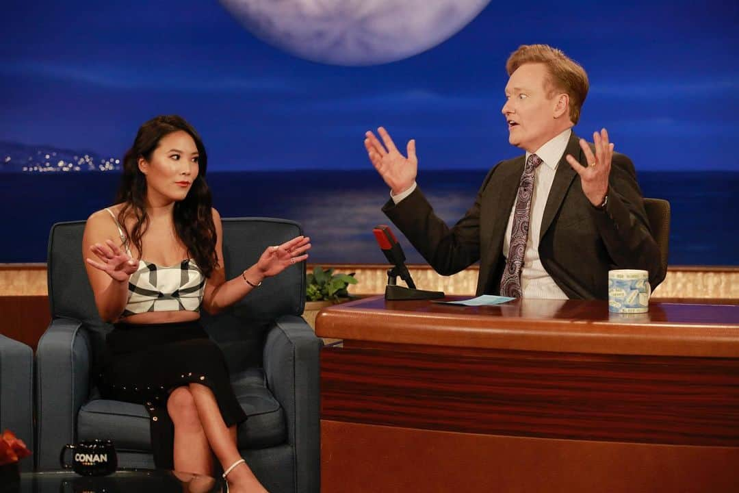 アライ・マキのインスタグラム：「Still the best night of my life. Still my celeb crush for life. Will never forget my first ever late night appearance on CONAN. I remember when I got the call that I was going to go on it was the week we were filming Wrecked on a giant cruise boat in Fiji and having a cream corned food fight. I stank of old rotting canned corn and was so sea sick I thought I was going to vomit directly onto our DP. I went into my little sea cabin room covered in filth and 100% vertigo and cried my eyes out with excitement. It’s moments like these you never forget. Can’t believe I got to chat about king crab legs with the funniest man on the planet. Thank you for the years of laughs and for making so many people’s dreams come true @teamcoco ❤️‍🔥 #CONAN」