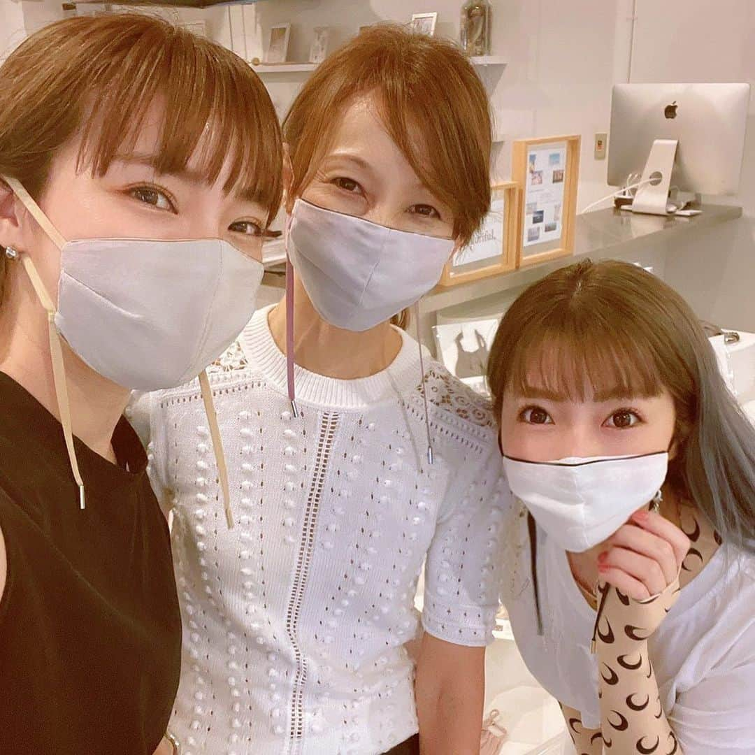 花田美恵子さんのインスタグラム写真 - (花田美恵子Instagram)「亜美ちゃんファンの娘を誘って 昨日から開催中の @fromfirstmusee  POP UPイベントに行って来ました  亜美ちゃんは以前にも増して可愛く💗 杏奈さんとのコンビネーションは最強でした😍  華やかなおふたりに囲まれて とっても楽しい時間でした♪  同じスペースで開催中の 機能性と小顔効果を兼ね備えた 杏奈さんプロデュースの新作シルクマスク @dear_beautiful__   私もマスク美人さんのお仲間に入れていただきました〜😆💦  大人気なのであんまり大きな声で言えないのですが オシャレで着け心地も最高✨ 本当にオススメです✨✨  #tokyolifestyle #popupshop #silk #mask #antivirus   #亜美ちゃん #17年間お疲れ様でした  #マスク #シルクマスク #もう一個買えばよかった」6月25日 23時24分 - hawaiimieko