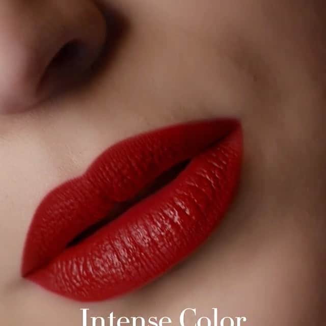 エイドイア・アージョナのインスタグラム：「#lipmaestro So velvety and smooth. Wearing shade 400. @armanibeauty」