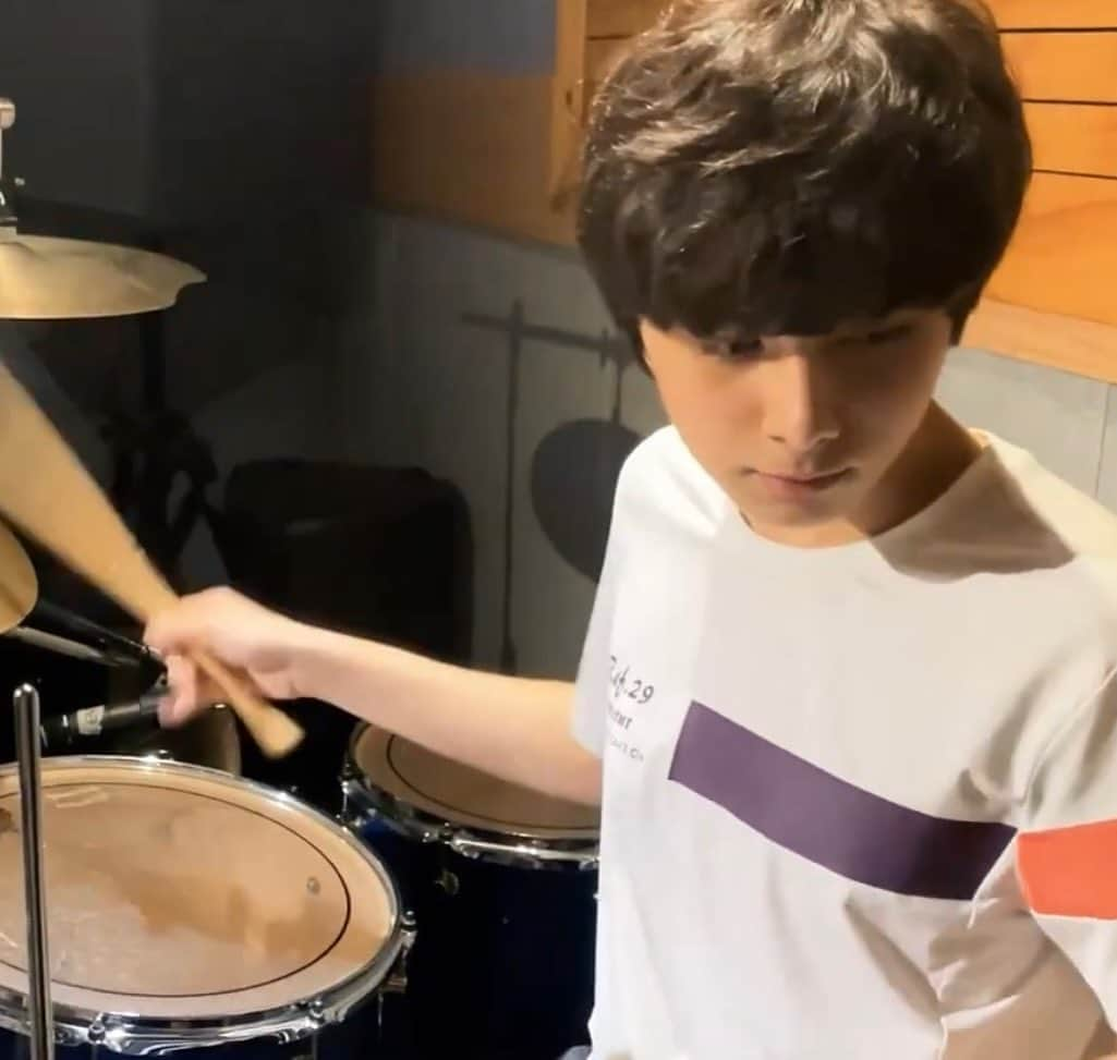 ケインデニスのインスタグラム：「#drum #practice  How are you?👼🏻」