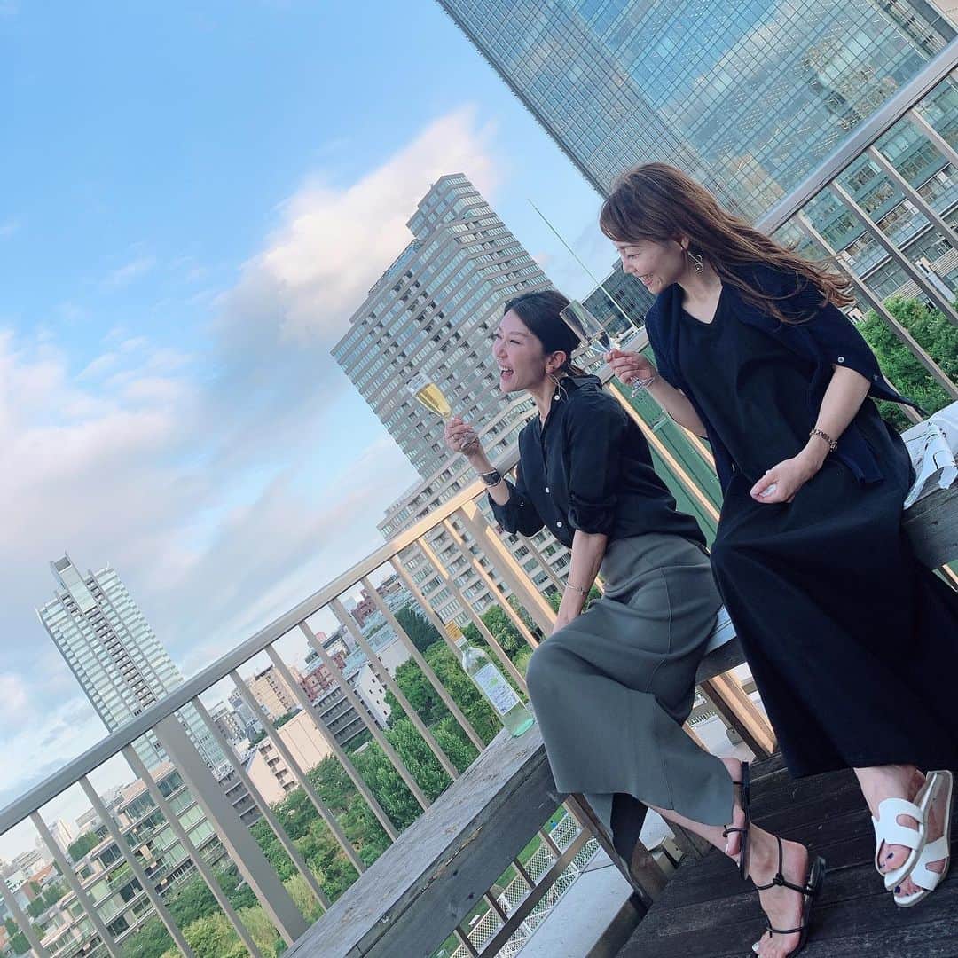 坂田陽子さんのインスタグラム写真 - (坂田陽子Instagram)「@roomno.8_official の 洗えるロングスカート。 ストレッチがしっかり効いてるのに締め付けも無く楽ちんで脚捌きも良し👍 タイトスカートでもガンガン歩けます🤣 シルエットが綺麗で身体のライン、特にヒップラインを拾い過ぎないのも嬉しい。 ・ 脚取り軽く大好きな友達に会いに行く日のコーデ😆」6月25日 22時11分 - yokosakata