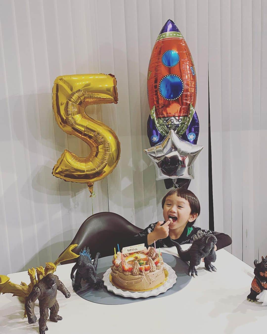 川上璃子（梅崎司の妻）のインスタグラム：「happy 5th birthday💛NAOHI💛  いつも笑いと元気をくれてありがと♡  発熱ない誕生日はお初です。 (ちょい風邪気味)  昔に比べたら免疫力もついてきたなぁ。  ご飯も食べる時は4杯くらいたべる🤣  私も負けないように体力つけます。  スクスク成長してね⭐︎  #バースデー #おめでとう #5歳 #birthdayboy」