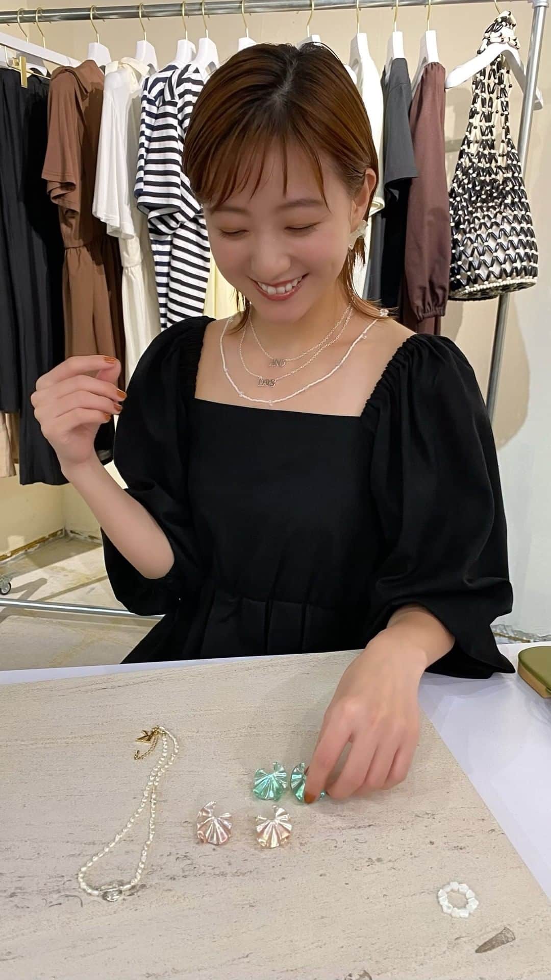 伊藤千晃のインスタグラム：「かわいいアクセもあるから見てね😊」