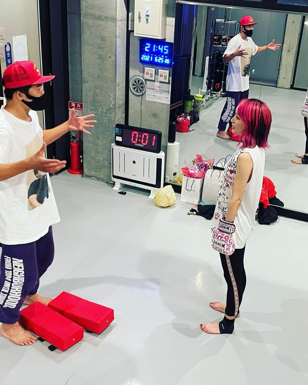 LiSAさんのインスタグラム写真 - (LiSAInstagram)「お仕事終わりにライブに向けてトレーニング🥊新田さんのバースデー34キックをお相手いただいていい一年祈願です💪身体と心鍛えてもらってます。さて、私も試合(ライブ)はじまるっ🦵開幕に向けてラストスパート追い込んでます💪🦵」6月25日 22時55分 - xlisa_olivex