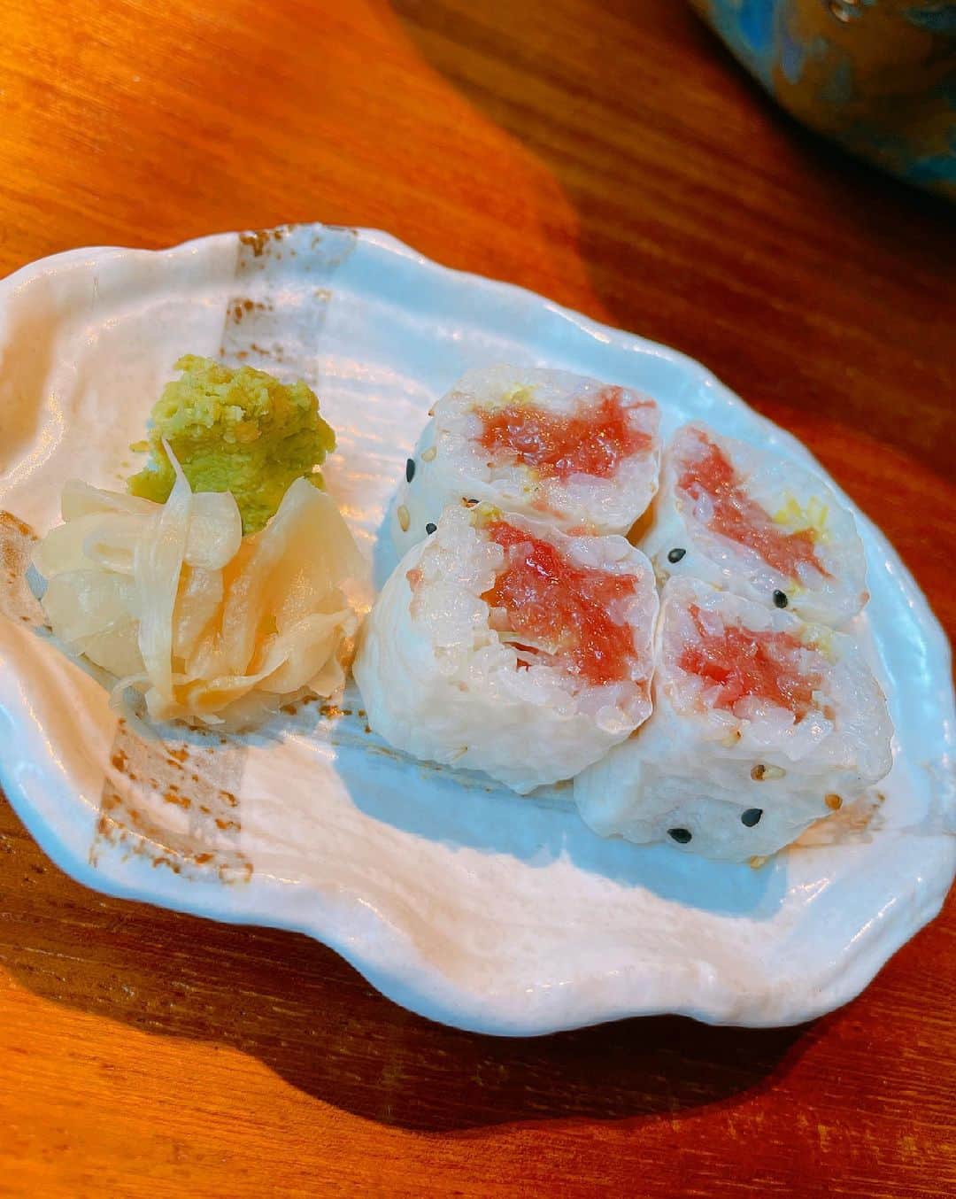 ayuさんのインスタグラム写真 - (ayuInstagram)「The chef of this Japanese restaurant has great taste👨‍🍳🍣 Special Thanks😘 @99sushibaruae  #99sushibar  ・ 先日訪問してお刺身が美味しかったのでまた再訪問しました🍣 お店の方々も覚えてくださっていて 巻き寿司や一品物をサービスで持ってきて下さって感激🥺💕 ドバイで日本人が日本食食べに行くと お店の人も凄く嬉しそうな顔してくれるので、こちらまで嬉しくなります☺️🍀 サービスして下さった一品は 蟹なんですが、この味付けが美味しくて不思議と下に敷いてる海藻とベストマッチしてました👍 味付けはガーリックチーズのような感じでした🧄🧀🦀 今日も安定の美味しさと最幸のサービスをありがとうございました💝 ・ #addressdowntown#dubailife#japanesefood#sashimi#sushi#uaebloggers#foodblogger#foodphotography#sushibar#yamamay #寿司#刺身盛り合わせ#お刺身#お鮨#日本食#ayuログ#ドバイ生活#蟹」6月25日 23時04分 - ayu888ayu