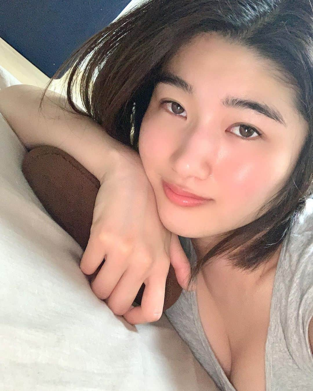 浅海ゆづきさんのインスタグラム写真 - (浅海ゆづきInstagram)「眠れないの？😌 こっちきて一緒に寝よっか❤️ #グラビアアイドル  #グラドル自画撮り部  #インスタグラビア　#新人グラドル　#おうちグラビア　#自撮りグラビア　#添い寝  #セクシーな女の子  #クール系女子 #黒髪女子  #お姉さん　#お姉さんの誘惑  #谷間  #谷間フェチ #谷間チラリ」6月25日 22時59分 - yuzuki_asami39