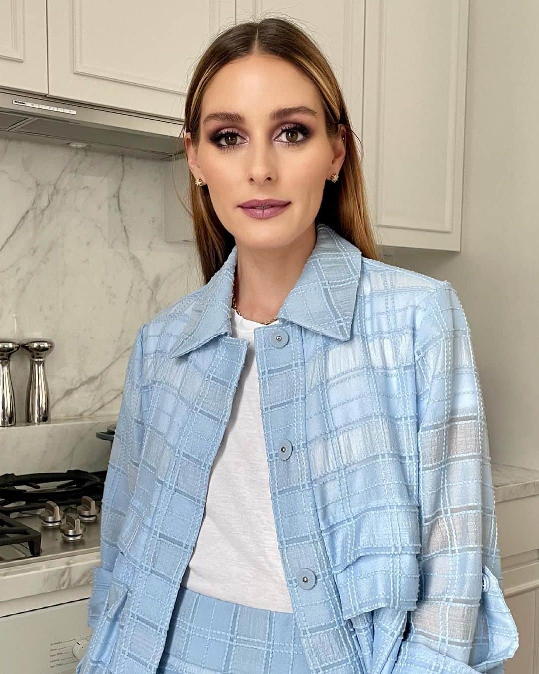 オリヴィア・パレルモのインスタグラム：「Breaking down my full beauty look 👀 (including long-time faves, new finds, and of course @oliviapalermobeauty) over on OliviaPalermo.com #linkinbio 🔗」