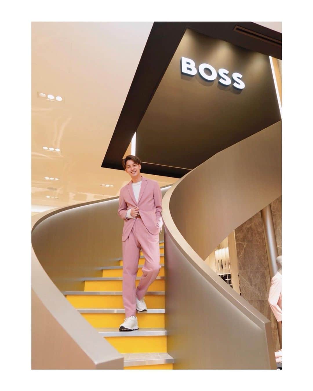 大野拓朗さんのインスタグラム写真 - (大野拓朗Instagram)「⠀ 6月26日にグランドオープンする、日本最大のBOSS旗艦店、Boss Store銀座のプレオープンイベントに遊びに行ってきました！ 東急プラザ銀座内にあります。 ぜひ皆様も遊びに行ってみてくださいー！メンズレディース共に、カジュアルなスポーツ系から、ラグジュアリーまで、めちゃ可愛かったです😎  #boss #hugoboss #ThisIsBoss @boss」6月25日 23時03分 - takuro.ohno