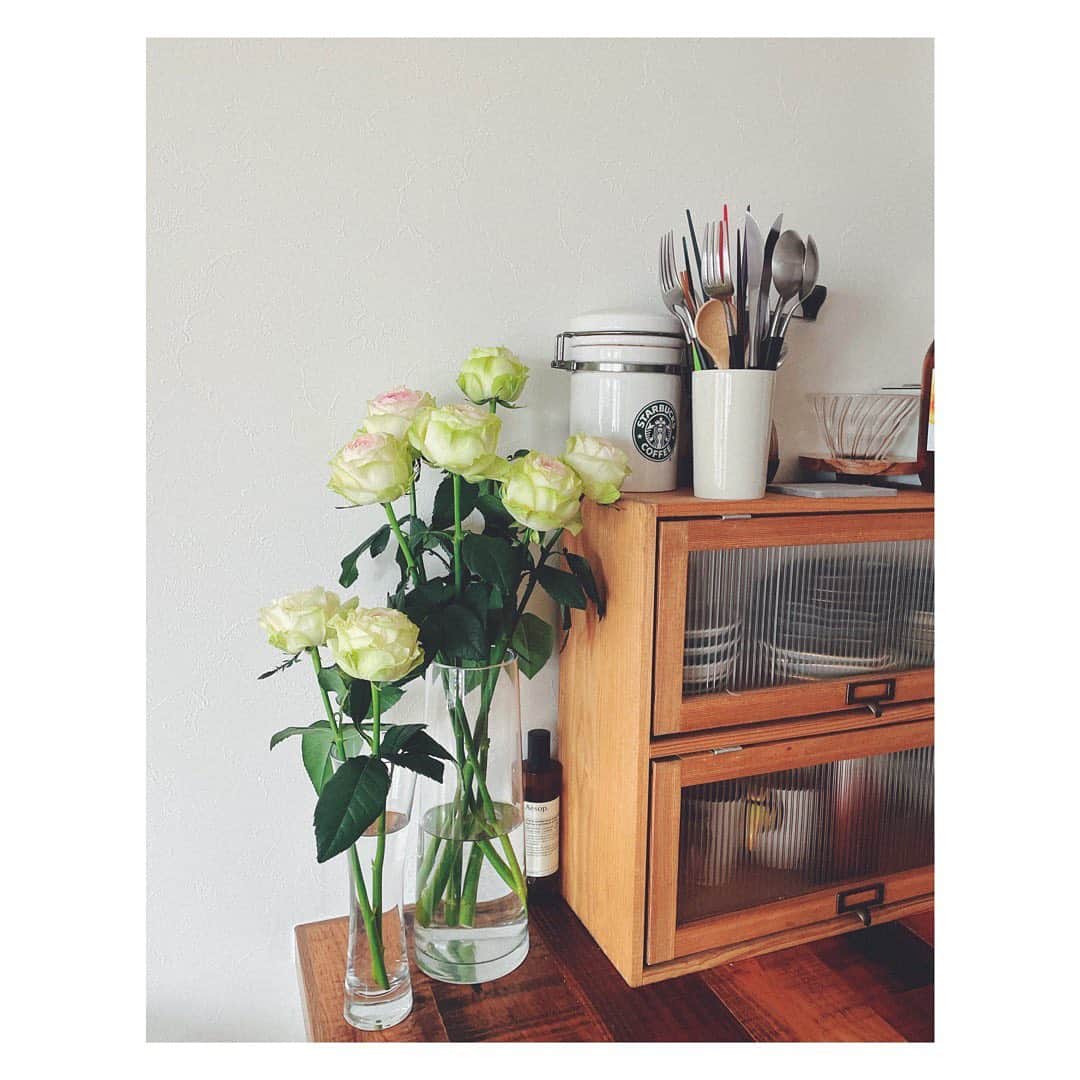 笹峯愛さんのインスタグラム写真 - (笹峯愛Instagram)「生活感の中でも これくらい優しい色だと 馴染んでくれる。  #花のある暮らし #薔薇 #アルヌワブラン」6月25日 15時20分 - mineco.m