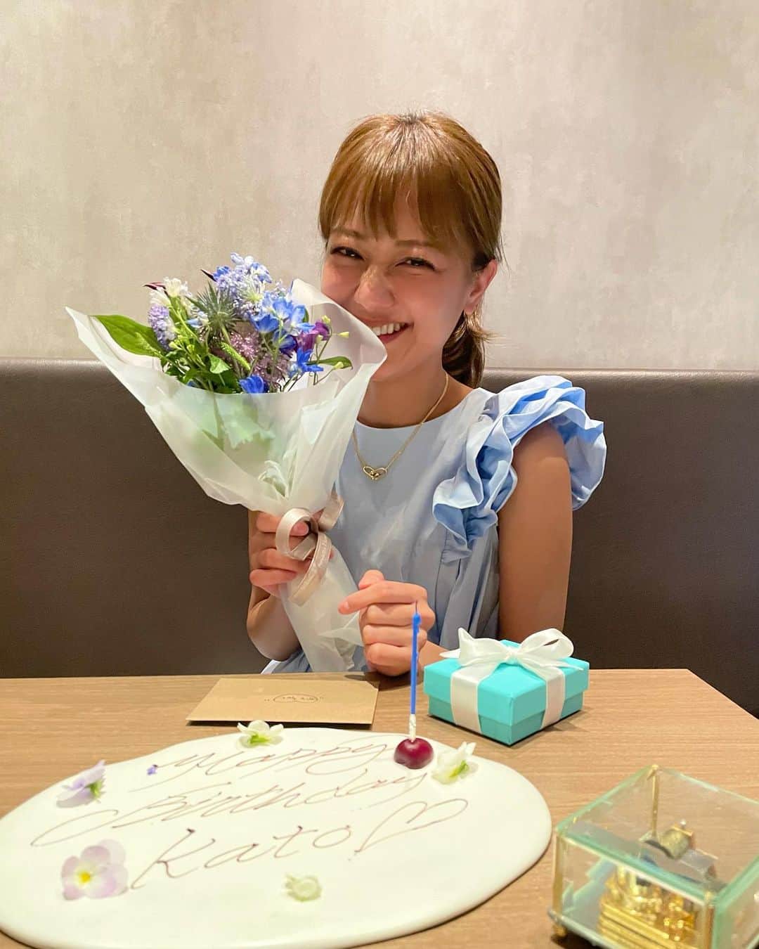 青山あみのインスタグラム：「@ayumi_katrina 💖 Happybirthday🎈🌼💎✨ 最高に可愛ぃ　36ちゃい🌷 わたしの永遠のおねーちゃん笑 素敵な1年にしようね♡ 大好きだよー♡  #男前すぎるバースデーガール #なんでご馳走になるんだよわたし #フレンチ #ㅊㅋㅊㅋ」