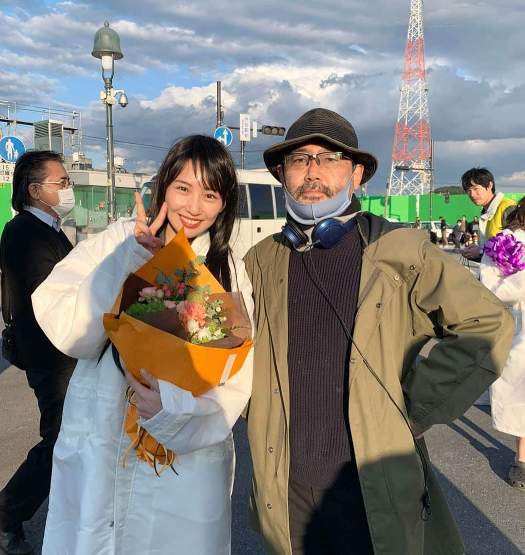 増田有華さんのインスタグラム写真 - (増田有華Instagram)「＊  思った以上に感想を頂いき、わぉ、これがあの全裸監督の反響か…！と驚いています。  配信当日にたくさんの方が見てくださり、思わず一気見しちゃって寝不足！と嬉しい悲鳴も。 友人たちが直接連絡をくれて、本当に嬉しいです。  せっかくの機会なので、少し役柄について、作品についてお話させてください。  今回演じさせていただいた 【江戸川ローマ】 凄い名前ですよね、笑 大好きな役です。  ドシッと、何も怖いものなしのローマ。  私も普段は物怖じしない方ですが、 現場で怯みそうになった時『大丈夫、やったれ！』と役を通して励まされるようでした。 役が私の背中を押してくれるような感覚。すごく新鮮で、不思議で、本当に楽しかった。  ローマ！って現場で呼ばれる度に嬉しくて、背筋がピンと伸びるようで。 ローマに出会えて本当に良かったです。  1年半前、 知り合いのスタッフさんから突然連絡をもらい、全裸監督のオーディション延長されるらしいけど…受けないの？と言われて  え、やってることを知らなかった！！絶対受けたい！！！と。 滑り込み！！！🏃‍♀️  そんなこんなで辿り着いた一次審査。 怒涛のようでした。  オーディションで面白いと言ってくださった後藤監督。  そして最終審査で関西弁でやってみたら？とアドバイスをくださり、標準語だったローマを関西出身の役でいこうと言ってくださった武監督。  最終では思うように行かず、悔しくてこんなんじゃ家に帰れないと 泣きながらカフェをハシゴしたのが既にいい思い出で  振り返るといろんな方との出会いとご縁で、こうして形になっています。感慨深いです。  いざ撮影が始まると シーズン1からのキャストの皆さまの中に突然飛び込み、馴染めるのか不安で心配で。胃がキリキリしていた撮影初日。  だけどそんなの杞憂中の杞憂で キャストの皆さまやスタッフの皆さまが とても温かく迎えてくださいました。  たくさんの方たちの、どうにかこの作品をいいものにしたい。絶対に形にして届けたい！という熱い思いに現場で触れて、身震いしました。  シーズン1が配信された時は、ただの全裸監督ファンで 何度見返したか分からないくらい 高揚して鳥肌が立って。なにこれ凄い、こんなの見たことない！！！って。  シーズン1の劇中に出てくるチュッパチャップスをみて心拍数高いまま、すぐにコンビニに走り、チュッパチャプスをまとめ買い。😂 全裸監督最高ーーー！！シーズン2楽しみ！！なんてストーリーズに書いてましたが、まさかそんな私がこの作品に携われるなんて いま振り返ってもまだ夢のようです。  この経験はこれからもずっと忘れられない 大切なものとなりました。   人生のひとつの分岐点。  どんなことを言われても、わたしに迷いは一切ありません。  あなたの人生、やりたいようにやりなさい。と言ってくれた頼もしい父と母。  そして、何があってもゆかちゃんの選択だから。と応援してくださるファンの皆さまのその言葉にまた励まされて 1人じゃないんだと心強くなれました。 支えてくれて本当にありがとう。  自分の人生、生きたいように生きる。 そうさせてもらえる環境がある事自体、当たり前ではないと思います。幸せ者です。  少々と言いながら、長々と語ってしまいました笑 読んでくださり ありがとうございます。  引き続き、たくさんの方に見ていただけますように。  そして愛してもらえますように。💖💖  ・ ・ ・ #全裸監督 #全裸監督シーズン2 #山田孝之 さん #玉山鉄二 さん #柄本時生 さん #満島真之介 さん #西内まりや さん #森田望智 さん #伊藤沙莉 さん #恒松祐里 さん #武正晴 監督 #後藤剛範 さん #冨手麻妙 さん #國村隼 さん　#後藤孝太郎 さん #増田有華 #江戸川ローマ」6月25日 16時04分 - masuyuka_official