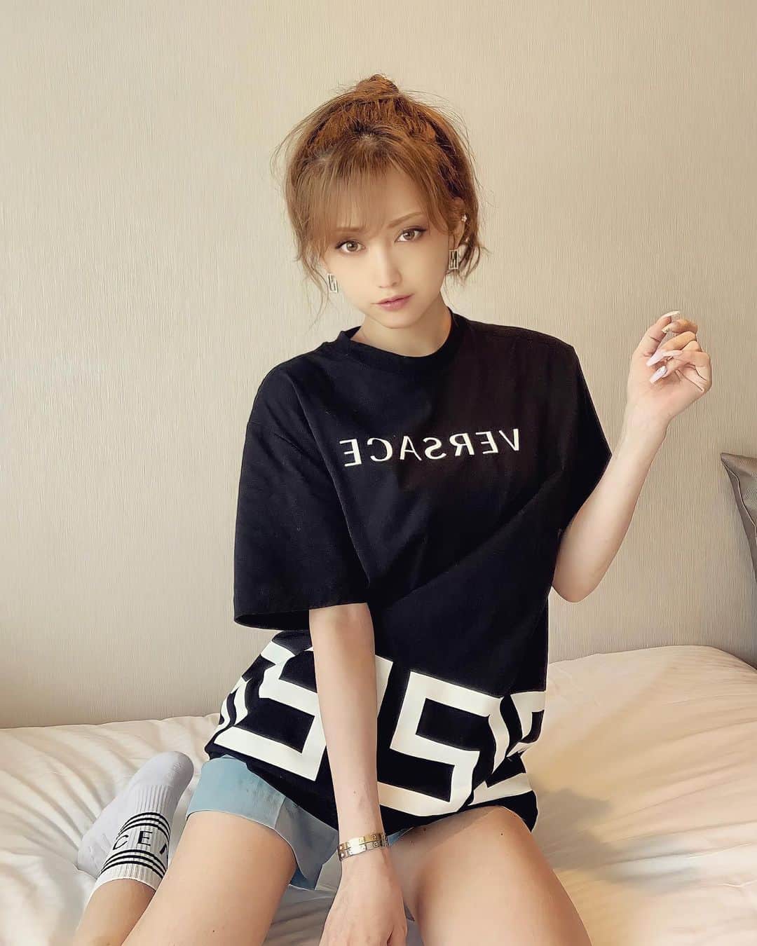 加賀美早紀のインスタグラム：「ベルサーチコーデ😎 Tops @versace  Bottoms @dholic_official  Socks @versace  ⁡ メンズの服が好き！ ⁡ #fashion #ootd #versace  ⁡ ⁡」