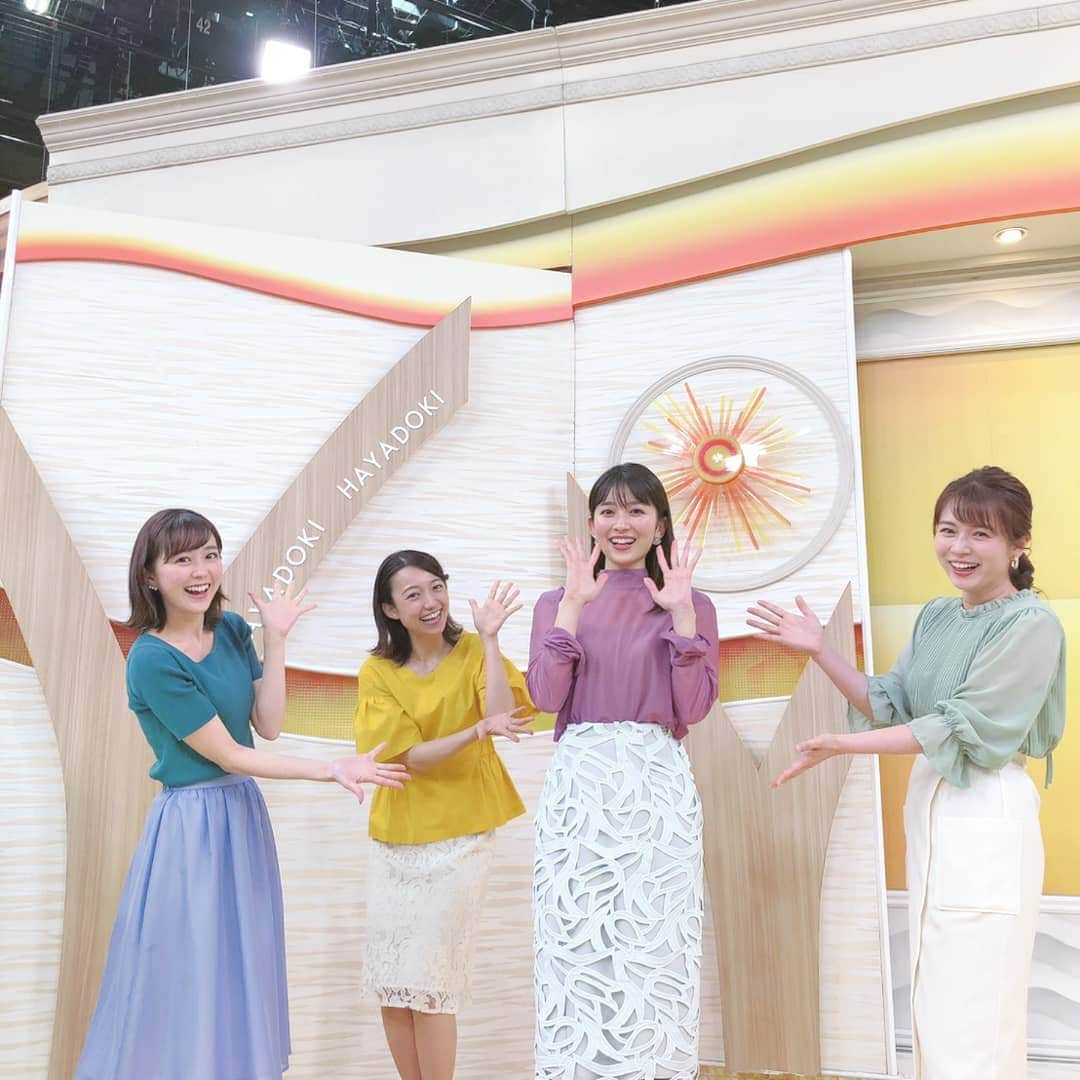 TBS「はやドキ！」のインスタグラム：「6月22日は🎂✨ 山本里菜アナウンサーの誕生日でした💗  水曜日のメンバーでお祝いをしましたよ🎉  里菜ちゃんからはいつもポジティブパワーをもらってます😉  この日もたくさん話をして笑いました！  いつもありがとう🎵 素敵な一年になりますように🌟  皆川  ※撮影のときはマスクを外しています。  #山本里菜 #お誕生日 #おめでとう #若林有子 #皆川玲奈 #アナウンサー #池田沙耶香 #気象予報士 #はやドキ #tbs」